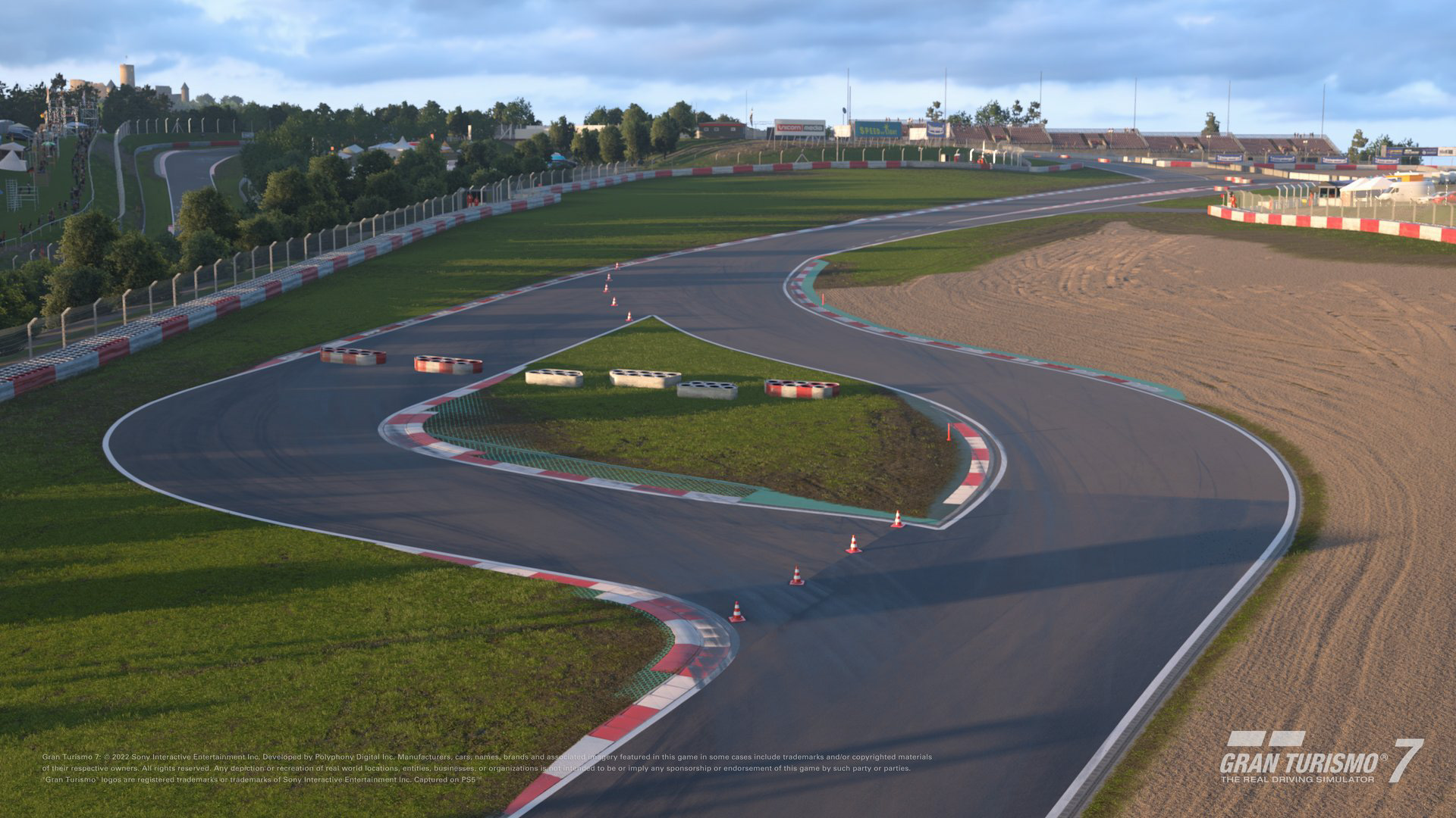 「ニュルブルクリンク エンデュランス」（全長： 23,864m / 最大高低差： 300m / コーナー数：85 / 最大直線長：2,135m）