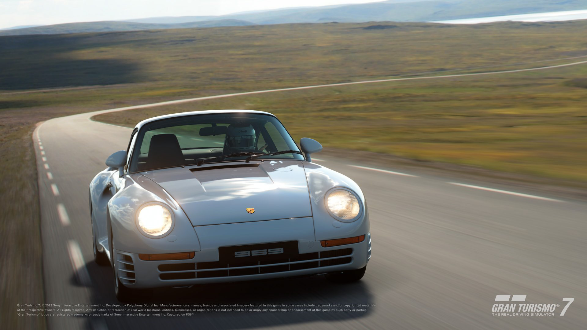 「ポルシェ 959 '87」:自動車技術史上に燦然と輝く4WDロードカー。1983年のフランクフルトショーにおいて、ポルシェは1台のコンセプトモデルをデビューさせた。「Gruppe B(グルッペB)」と名付けられたこのモデルは、1982年より始まった当時のWRCトップカテゴリー、グループB参戦を目的に開発が進められた四輪駆動ロードカーのスタディモデル。このGruppe Bの公開から2年後の1985年、その市販バージョンがベールを脱ぐ。それが、「ポルシェ 959」。基本的な構造はポルシェ 911を受け継ぎながら、画期的な技術が存分に盛り込まれていた。エンジンは、排気量2,850 ccの水平対向6気筒ツインターボで、最高出力は450馬力。これに6速マニュアルトランスミッションを組み合わせた。最大のトピックが、この高出力エンジンのパワーを余すことなく路面に伝える先進的な電子制御4WDシステム。走行路面の状況に応じ、前後輪の駆動量配分のアクティブ制御を行なうとともに、走行シーンに応じた駆動モードを選択することが可能というもの。超高速域での優れた操縦安定性だけでなく、快適性も実現する新世代の4WDシステム。「ポルシェ 959」は、グループBホモロゲーション認証に向け292台が生産されたものの、グループBカテゴリーの消滅によりWRCへの参戦は実現しなかった。しかし、世界一過酷とうたわれた当時のパリ-ダカールラリーで総合優勝を達成するなど、競技でも輝かしい実績を残している。また、4WDシステムをはじめとする959の技術的な成果の多くは、その後911など市販モデルにも受け継がれ、新たなスポーツカーの在り方を示す指標となった。「ポルシェ 959」は、自動車技術史上においても非常に重要なモデル