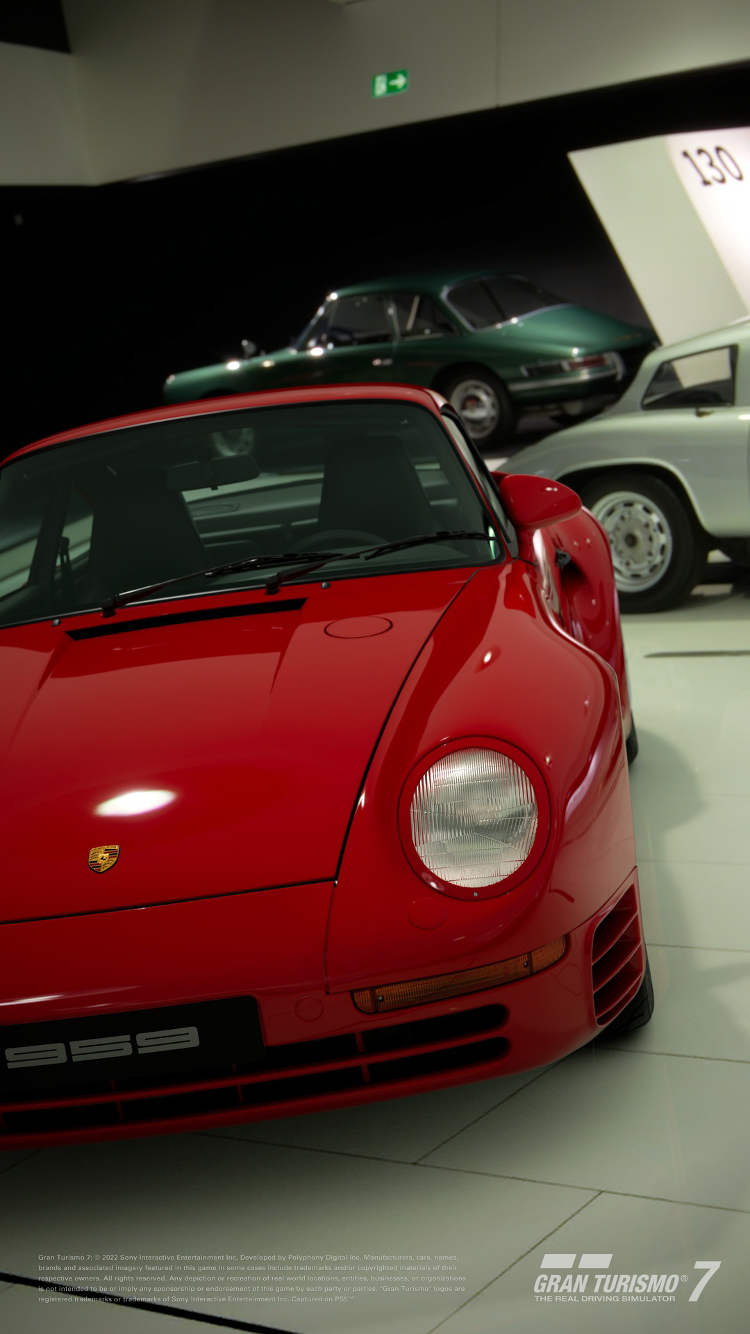 「ポルシェ 959 '87」:自動車技術史上に燦然と輝く4WDロードカー。1983年のフランクフルトショーにおいて、ポルシェは1台のコンセプトモデルをデビューさせた。「Gruppe B(グルッペB)」と名付けられたこのモデルは、1982年より始まった当時のWRCトップカテゴリー、グループB参戦を目的に開発が進められた四輪駆動ロードカーのスタディモデル。このGruppe Bの公開から2年後の1985年、その市販バージョンがベールを脱ぐ。それが、「ポルシェ 959」。基本的な構造はポルシェ 911を受け継ぎながら、画期的な技術が存分に盛り込まれていた。エンジンは、排気量2,850 ccの水平対向6気筒ツインターボで、最高出力は450馬力。これに6速マニュアルトランスミッションを組み合わせた。最大のトピックが、この高出力エンジンのパワーを余すことなく路面に伝える先進的な電子制御4WDシステム。走行路面の状況に応じ、前後輪の駆動量配分のアクティブ制御を行なうとともに、走行シーンに応じた駆動モードを選択することが可能というもの。超高速域での優れた操縦安定性だけでなく、快適性も実現する新世代の4WDシステム。「ポルシェ 959」は、グループBホモロゲーション認証に向け292台が生産されたものの、グループBカテゴリーの消滅によりWRCへの参戦は実現しなかった。しかし、世界一過酷とうたわれた当時のパリ-ダカールラリーで総合優勝を達成するなど、競技でも輝かしい実績を残している。また、4WDシステムをはじめとする959の技術的な成果の多くは、その後911など市販モデルにも受け継がれ、新たなスポーツカーの在り方を示す指標となった。「ポルシェ 959」は、自動車技術史上においても非常に重要なモデル