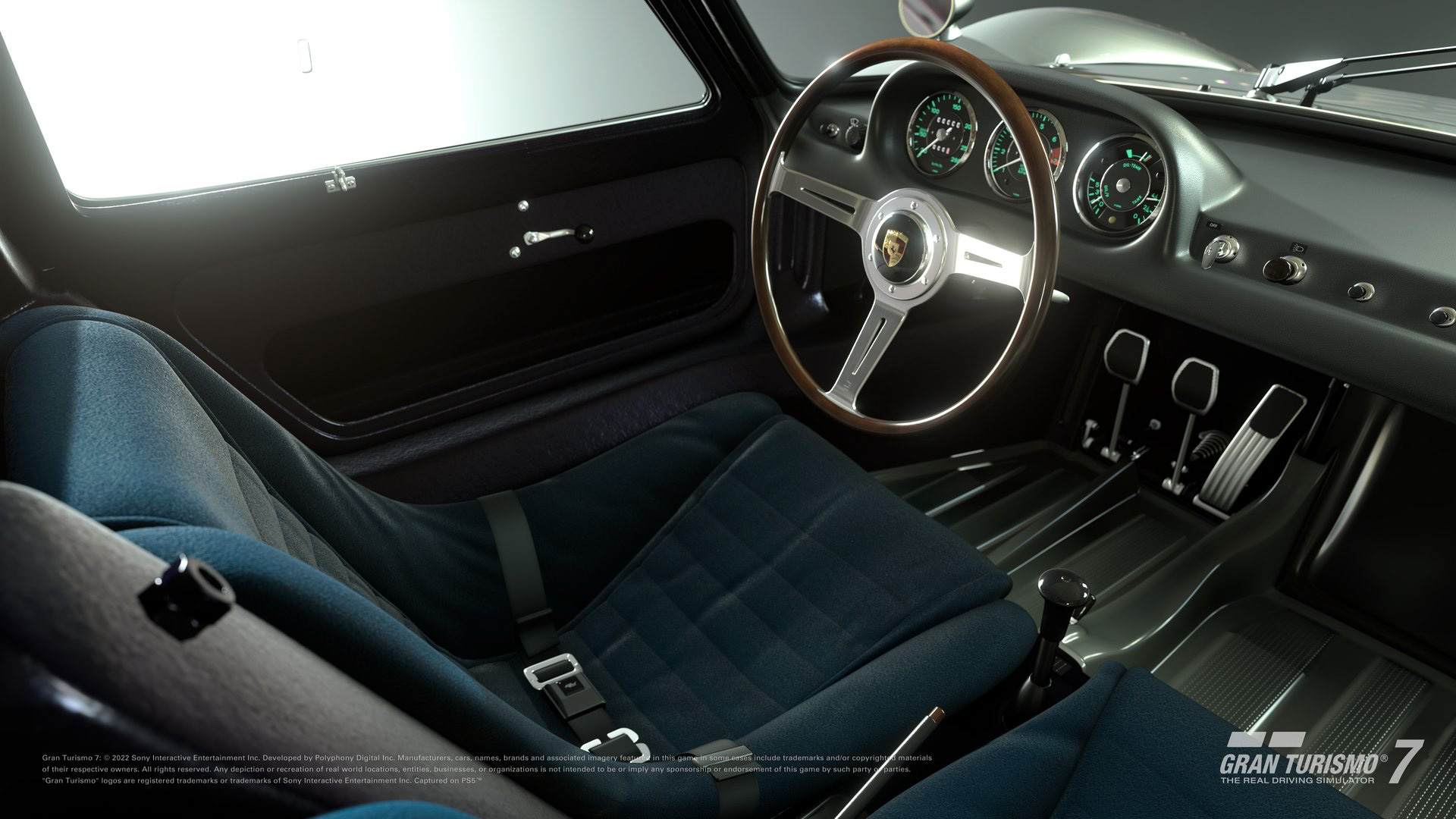 「ポルシェ カレラ GTS (904) '64」：1960年代のポルシェGTレース活動に飛躍をもたらした傑作。ポルシェは創業間もない1950年代より、356シリーズや、356から派生したミッドシップの本格的レーシングタイプ、550スパイダーなどにより世界各地のモータースポーツで活躍。その名声を高めていた。こうした足跡に続き登場した重要なマイルストーンが、1963年に誕生した「ポルシェ カレラ GTS」で、開発コードネームから「904 GTS」とも呼ばれている。「カレラ GTS」は、当時のスポーツカー世界選手権規定の変化に合わせ誕生したスポーツカー。1950年代、世界選手権の対象レースは少量生産の純レーシングカーで競われていた。しかし、1961年の選手権規定の改定により世界選手権は量産スポーツカーによるGTクラスが主戦場となった。このGTクラス参戦のためには、量産100台という規定をクリアする必要があった。「ポルシェ カレラ GTS」は、量産向きのラダーフレーム構造のシャシーに軽量なFRP製ボディを被せるという、ポルシェでは初のアプローチで開発が行なわれ、量産に対応。創業者ポルシェ博士の孫にあたるフェルディナント・アレクサンダー・ポルシェがデザインを手がけた低く美しいスタイリングも、この「カレラ GTS」の大きな特徴。ミッドシップに搭載するエンジンは空冷水平対向4気筒だが、レースにあわせて6気筒や8気筒エンジンの搭載も可能。「ポルシェ カレラ GTS」はデビュー間もなくタルガ・フローリオで総合優勝を果たすなどその性能は素晴らしく、ニュルブルクリンクやル・マンなどの耐久レースの大舞台でもクラス優勝を手にし、1964年のGTクラスチャンピオンシップを見事に制した