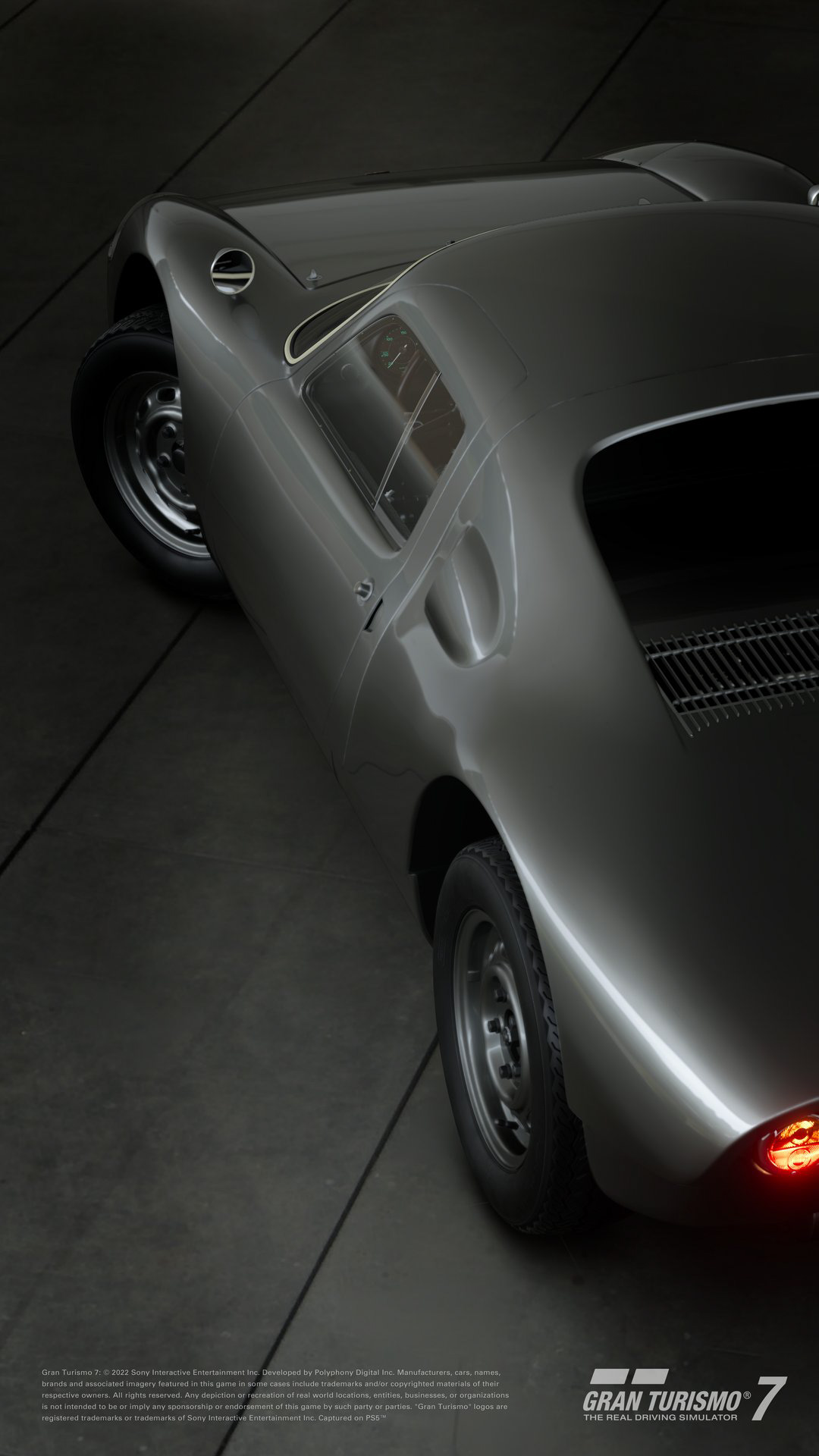 「ポルシェ カレラ GTS (904) '64」：1960年代のポルシェGTレース活動に飛躍をもたらした傑作。ポルシェは創業間もない1950年代より、356シリーズや、356から派生したミッドシップの本格的レーシングタイプ、550スパイダーなどにより世界各地のモータースポーツで活躍。その名声を高めていた。こうした足跡に続き登場した重要なマイルストーンが、1963年に誕生した「ポルシェ カレラ GTS」で、開発コードネームから「904 GTS」とも呼ばれている。「カレラ GTS」は、当時のスポーツカー世界選手権規定の変化に合わせ誕生したスポーツカー。1950年代、世界選手権の対象レースは少量生産の純レーシングカーで競われていた。しかし、1961年の選手権規定の改定により世界選手権は量産スポーツカーによるGTクラスが主戦場となった。このGTクラス参戦のためには、量産100台という規定をクリアする必要があった。「ポルシェ カレラ GTS」は、量産向きのラダーフレーム構造のシャシーに軽量なFRP製ボディを被せるという、ポルシェでは初のアプローチで開発が行なわれ、量産に対応。創業者ポルシェ博士の孫にあたるフェルディナント・アレクサンダー・ポルシェがデザインを手がけた低く美しいスタイリングも、この「カレラ GTS」の大きな特徴。ミッドシップに搭載するエンジンは空冷水平対向4気筒だが、レースにあわせて6気筒や8気筒エンジンの搭載も可能。「ポルシェ カレラ GTS」はデビュー間もなくタルガ・フローリオで総合優勝を果たすなどその性能は素晴らしく、ニュルブルクリンクやル・マンなどの耐久レースの大舞台でもクラス優勝を手にし、1964年のGTクラスチャンピオンシップを見事に制した