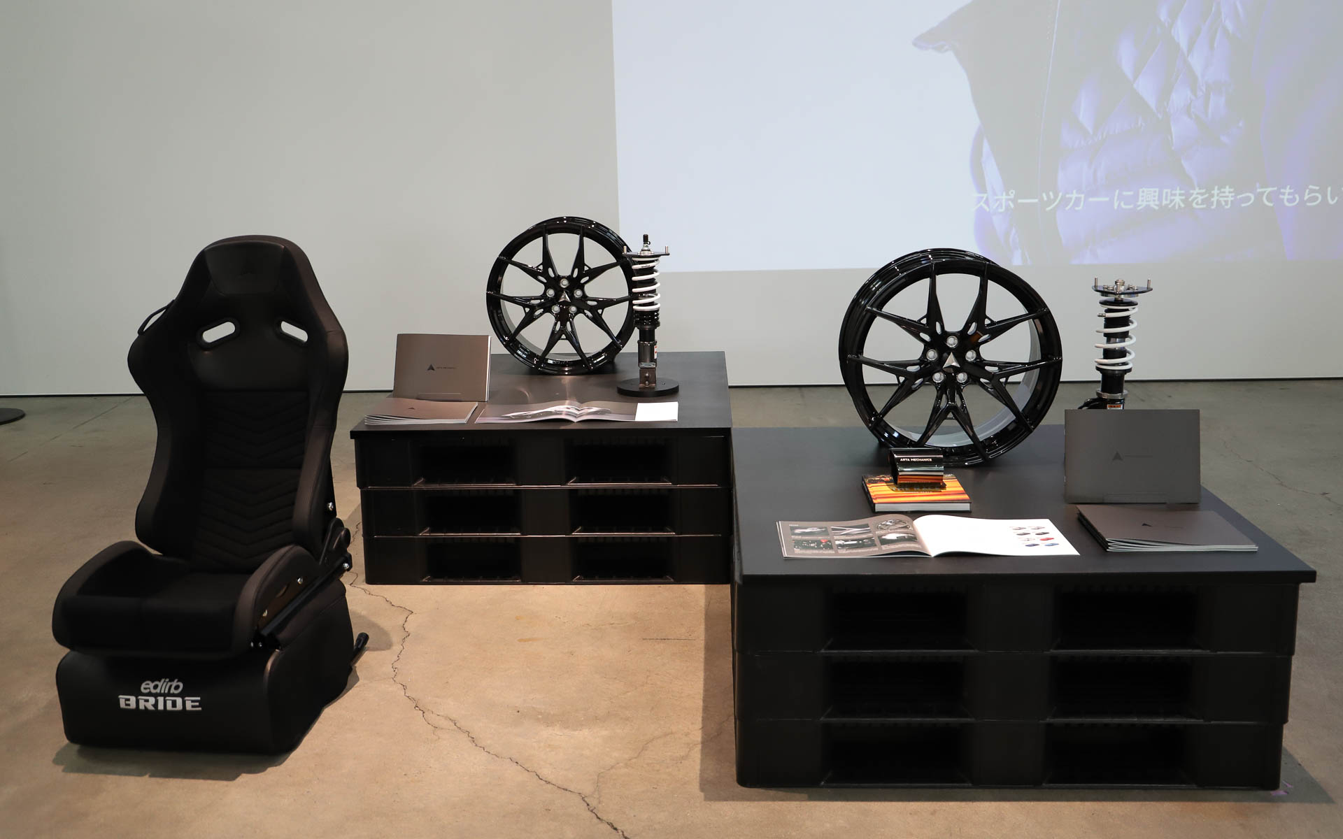 カスタムコンプリートカーだけでなく、こだわり抜いたパーツも販売