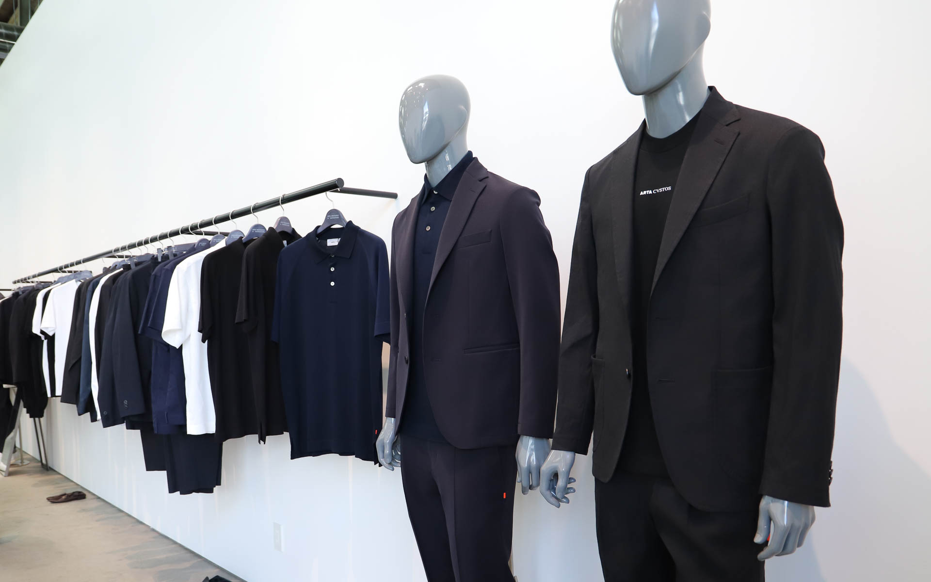 ARTAとスイスの機械式高級時計「CVSTOS」がコラボレーションしたハイエンドメンズウェアブランド「ARTA CVSTOS」のアパレルや、CVSTOSの腕時計、ARTAとNEW ERAがコラボレーションしたキャップなどに加え、厳選されたアイテムや書籍なども販売