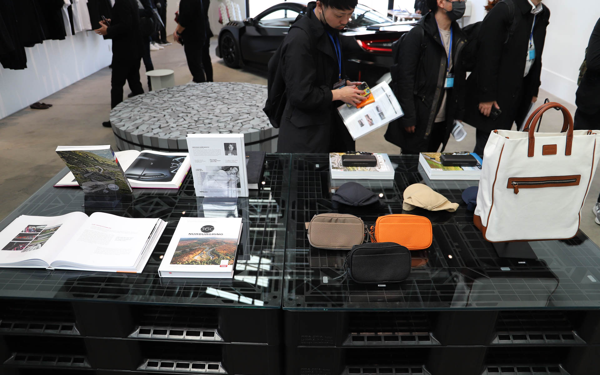 ARTAとスイスの機械式高級時計「CVSTOS」がコラボレーションしたハイエンドメンズウェアブランド「ARTA CVSTOS」のアパレルや、CVSTOSの腕時計、ARTAとNEW ERAがコラボレーションしたキャップなどに加え、厳選されたアイテムや書籍なども販売