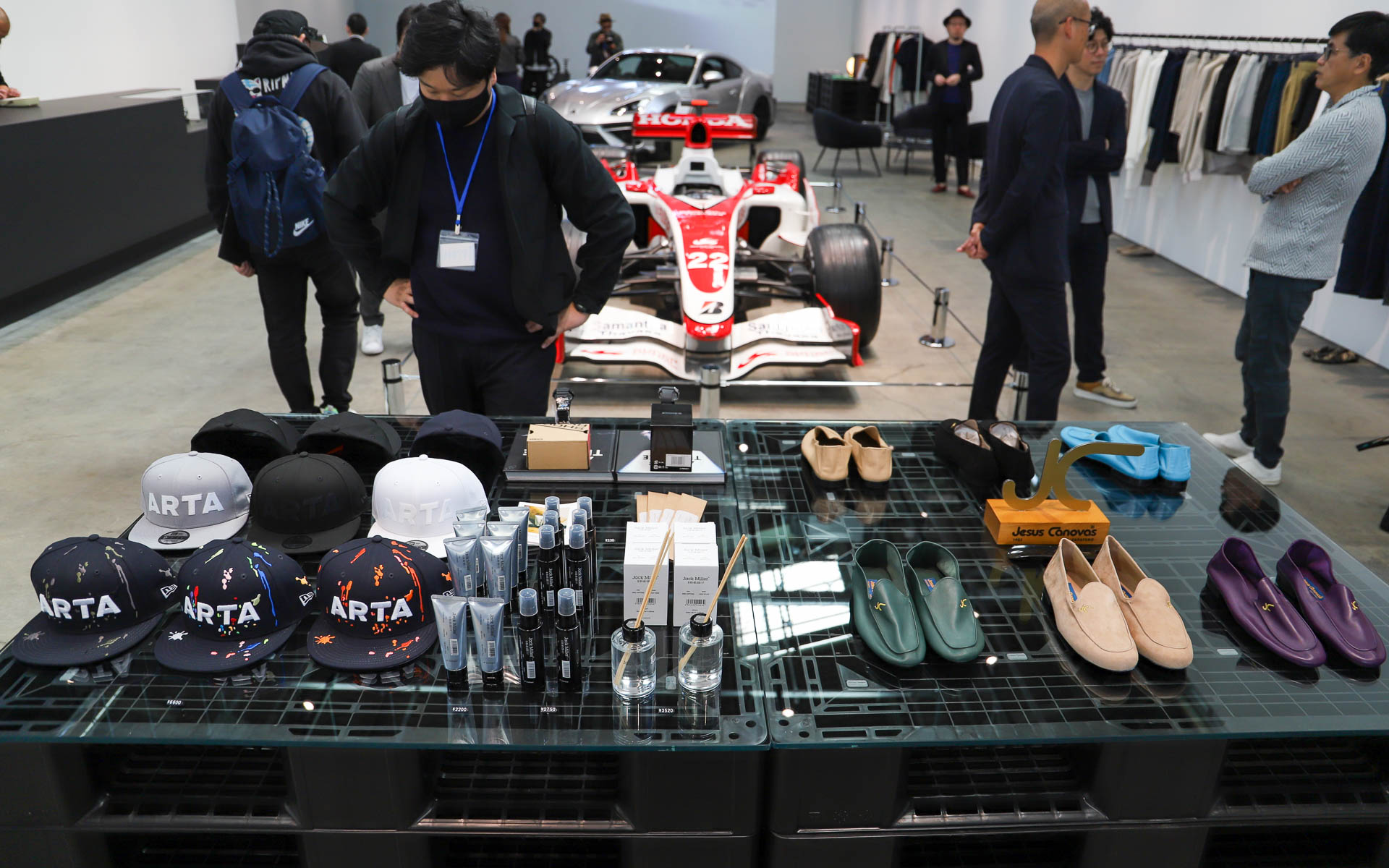 ARTAとスイスの機械式高級時計「CVSTOS」がコラボレーションしたハイエンドメンズウェアブランド「ARTA CVSTOS」のアパレルや、CVSTOSの腕時計、ARTAとNEW ERAがコラボレーションしたキャップなどに加え、厳選されたアイテムや書籍なども販売