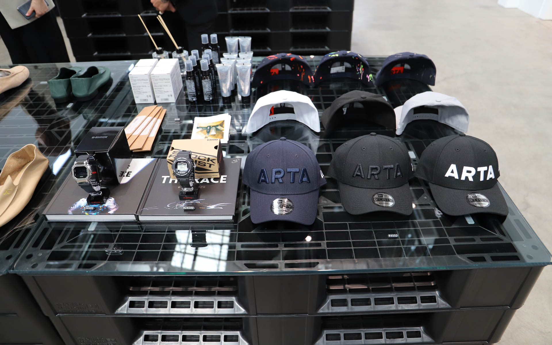 ARTAとスイスの機械式高級時計「CVSTOS」がコラボレーションしたハイエンドメンズウェアブランド「ARTA CVSTOS」のアパレルや、CVSTOSの腕時計、ARTAとNEW ERAがコラボレーションしたキャップなどに加え、厳選されたアイテムや書籍なども販売