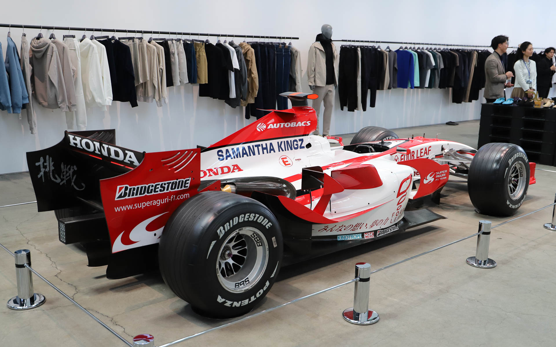 車両販売とは別に、期間限定でスペシャルカーを展示。第1弾はF1車両の「スーパーアグリ SA07」。展示車両は定期的に入れ替えられる