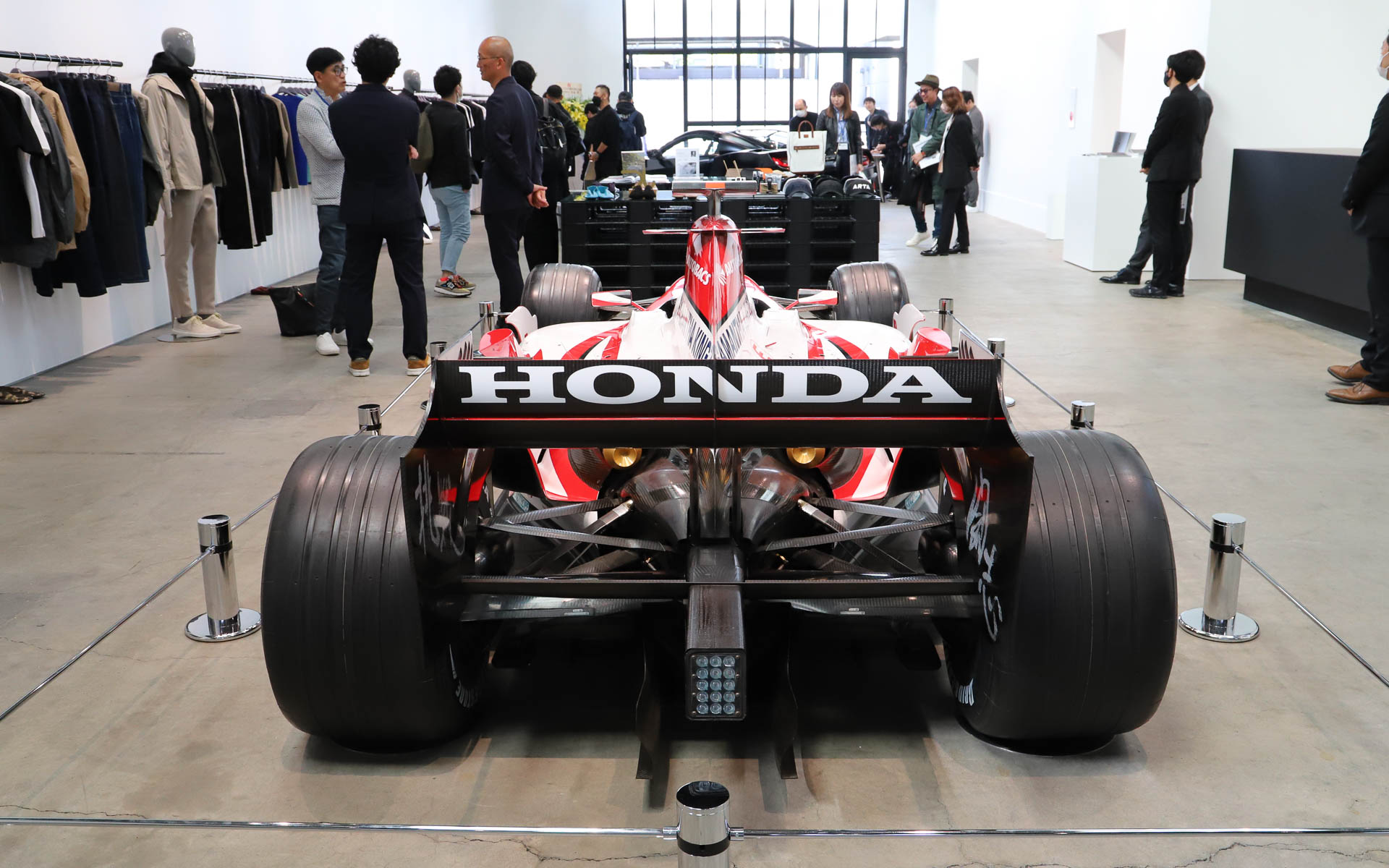 車両販売とは別に、期間限定でスペシャルカーを展示。第1弾はF1車両の「スーパーアグリ SA07」。展示車両は定期的に入れ替えられる