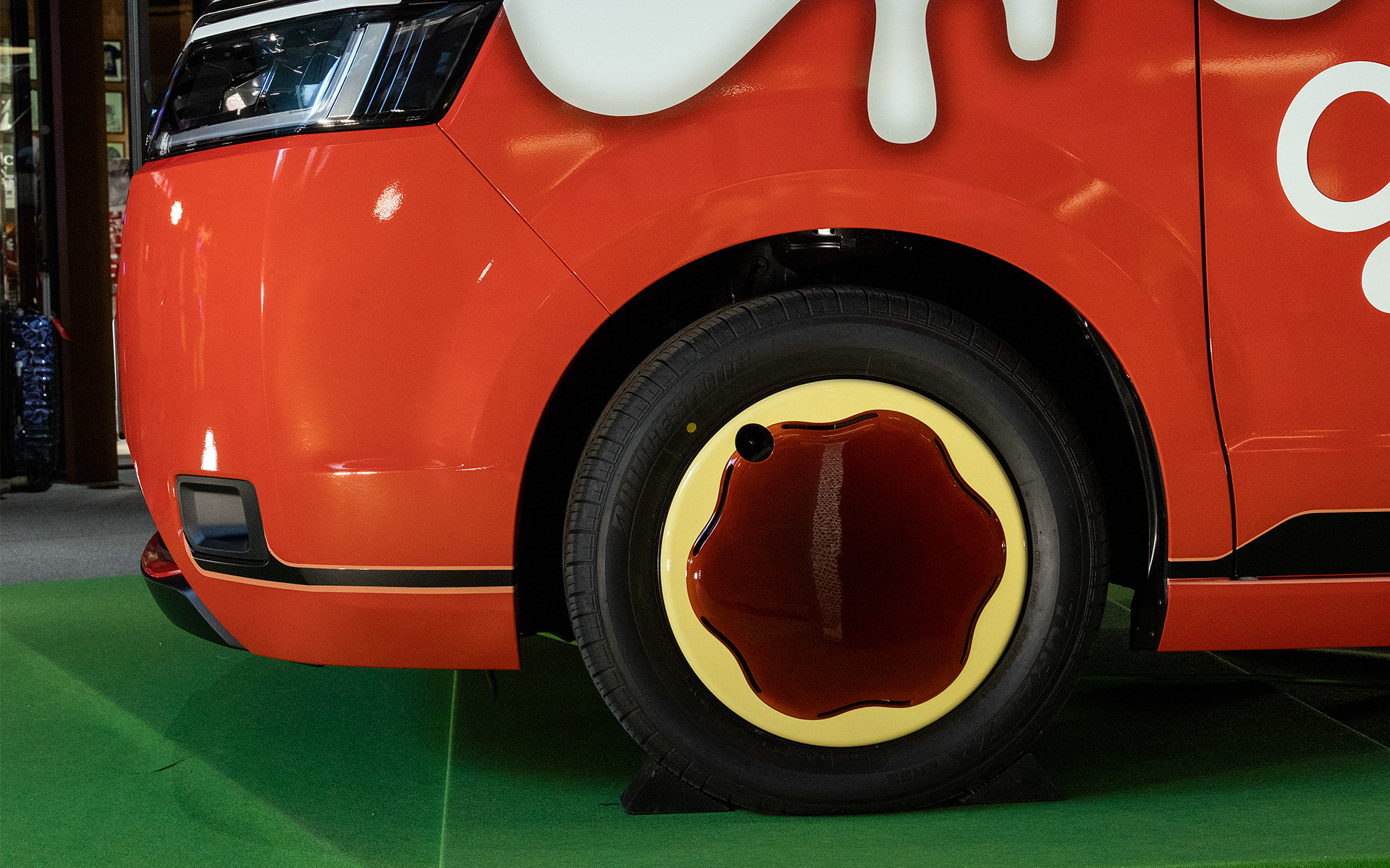 グリコのプリンをイメージしたホイールカバーデザイン