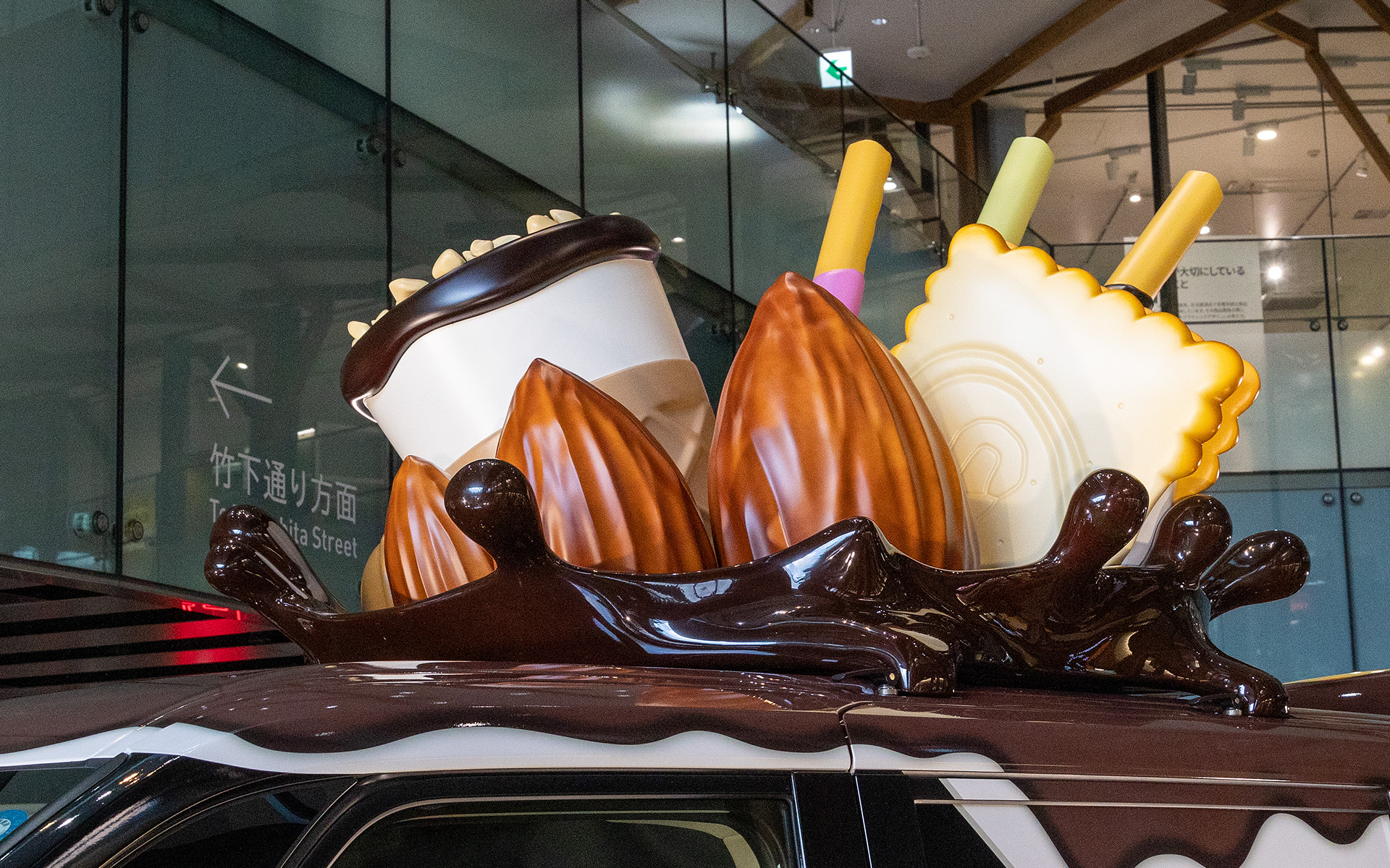 ルーフの上にはグリコを代表するお菓子であるポッキーやビスコ、ジャイアントコーンのほかにアーモンドを模した造形物を載せている