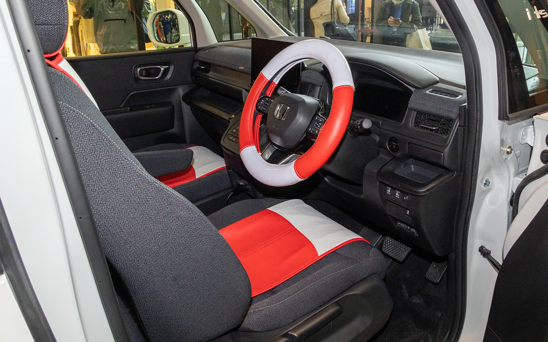 前席。白と赤のシートカバー、ステアリングカバーが追加される。機能面に変更はない