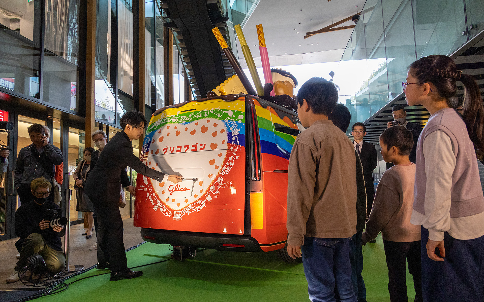 アンベール後はリア側にまわってテールゲートが開けられた