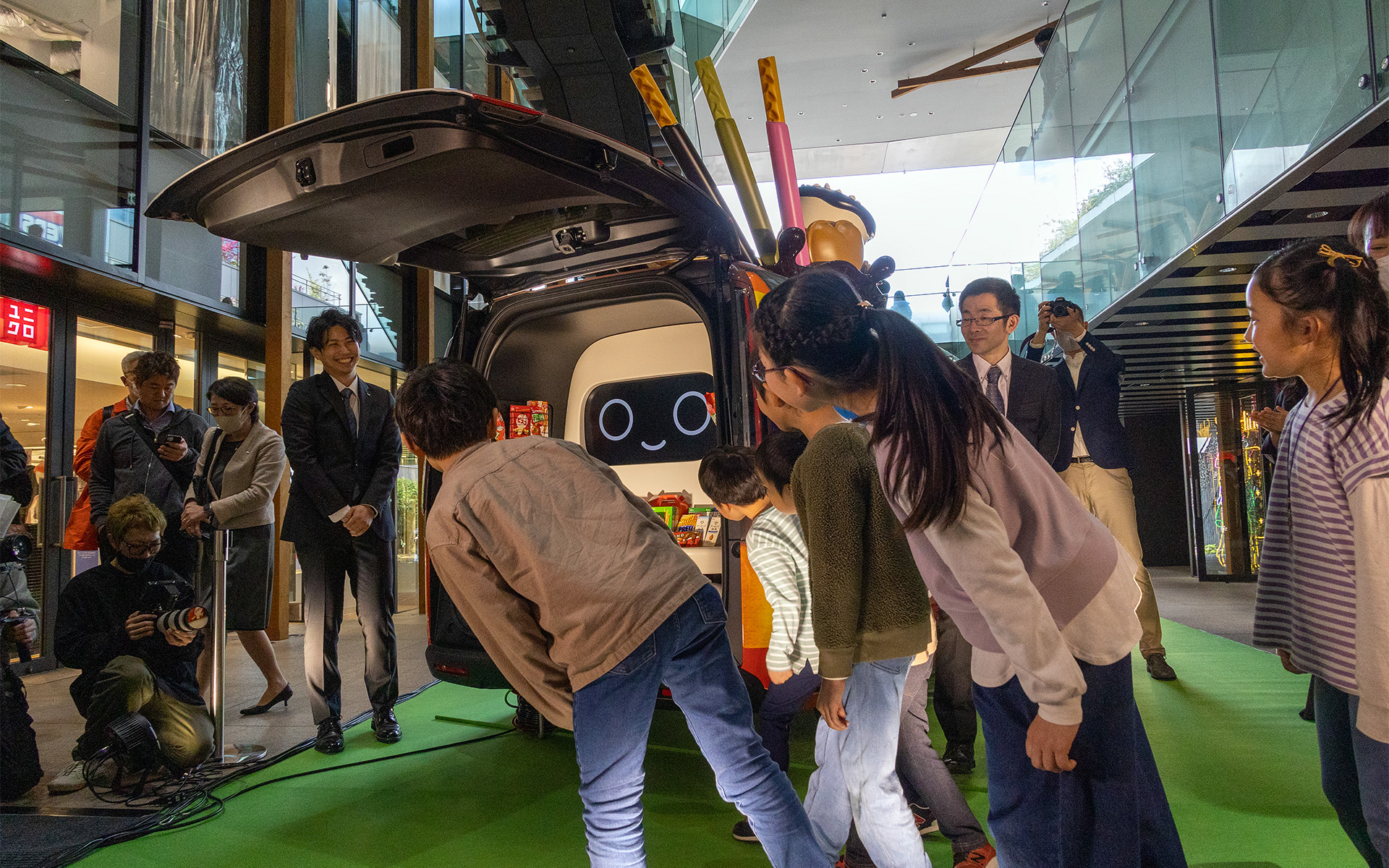 テールゲートが完全に開くと全員がのぞき込み、そして駆け寄っていった。こうした子どもの反応は、初代「グリコワゴン」が訪問した土地でもよく見られる微笑ましい光景だという