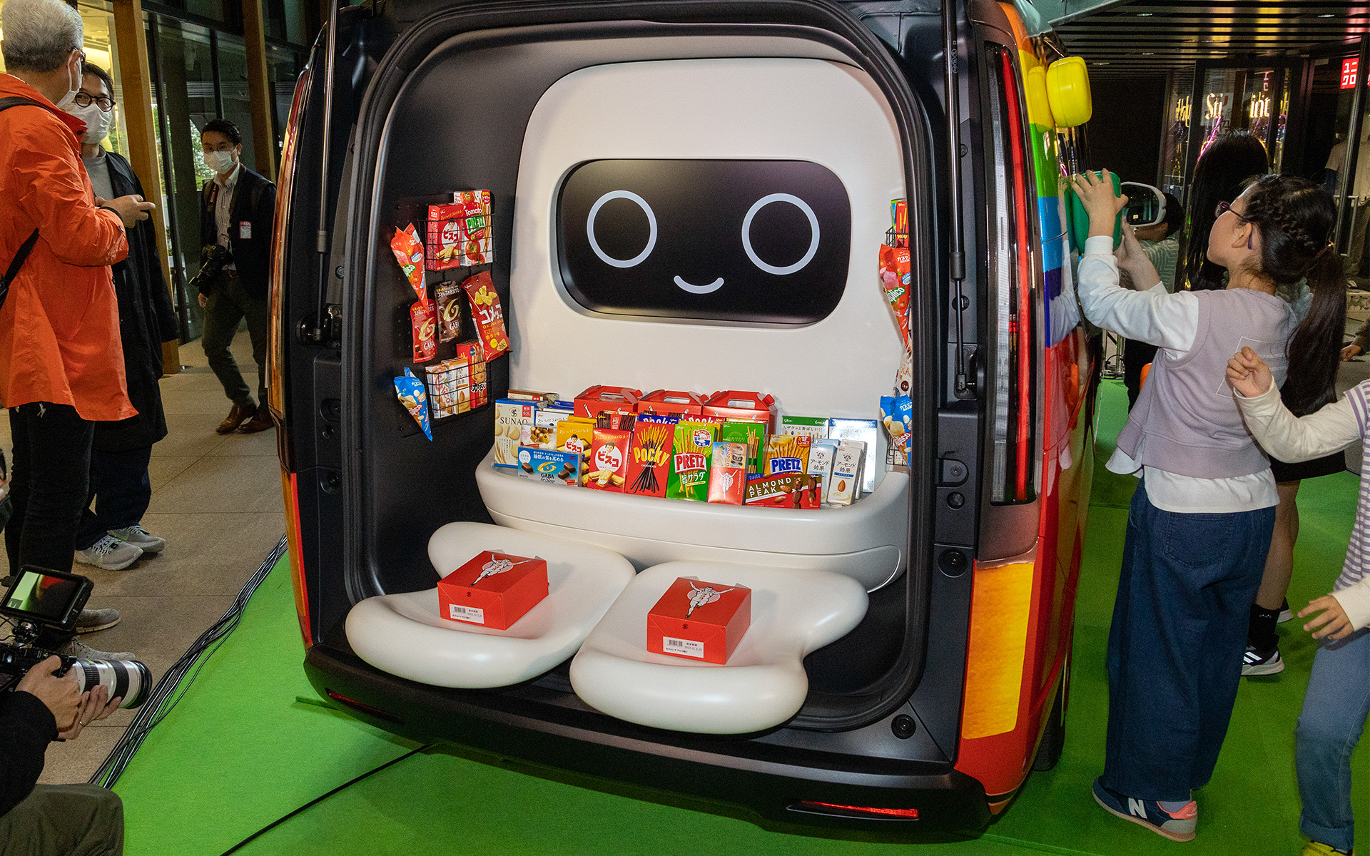 モニターに出ている「顔」は子ども達との会話にあわせて表情が変えられる