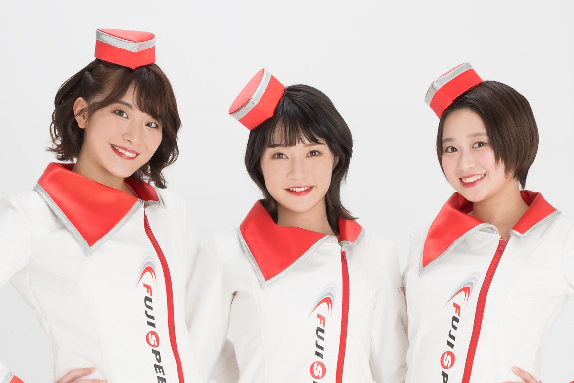 富士スピードウェイ 2023年クレインズ第18期生、左から、吉乃愛恵さん、香月まひろさん、葵木ひなさん