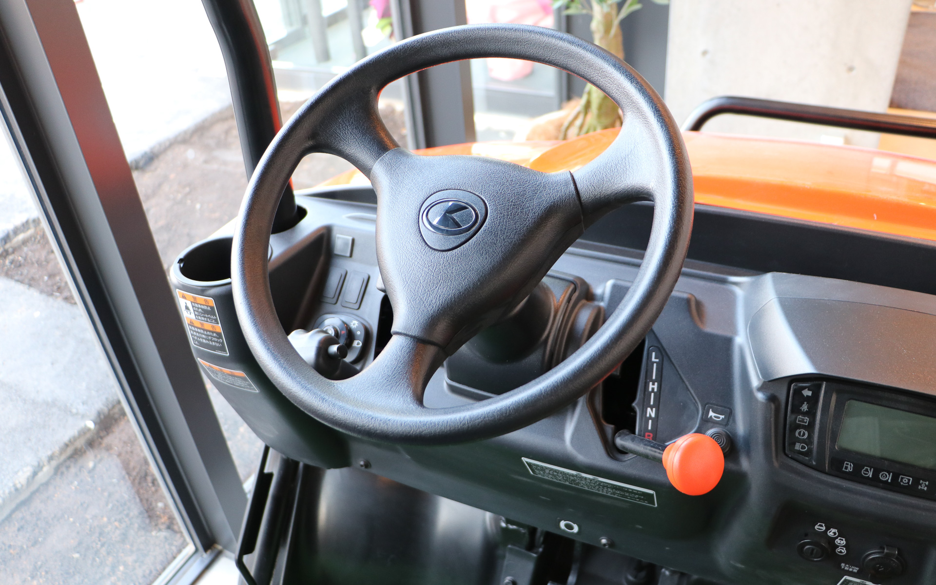 アメリカで製造しているので左ハンドル仕様