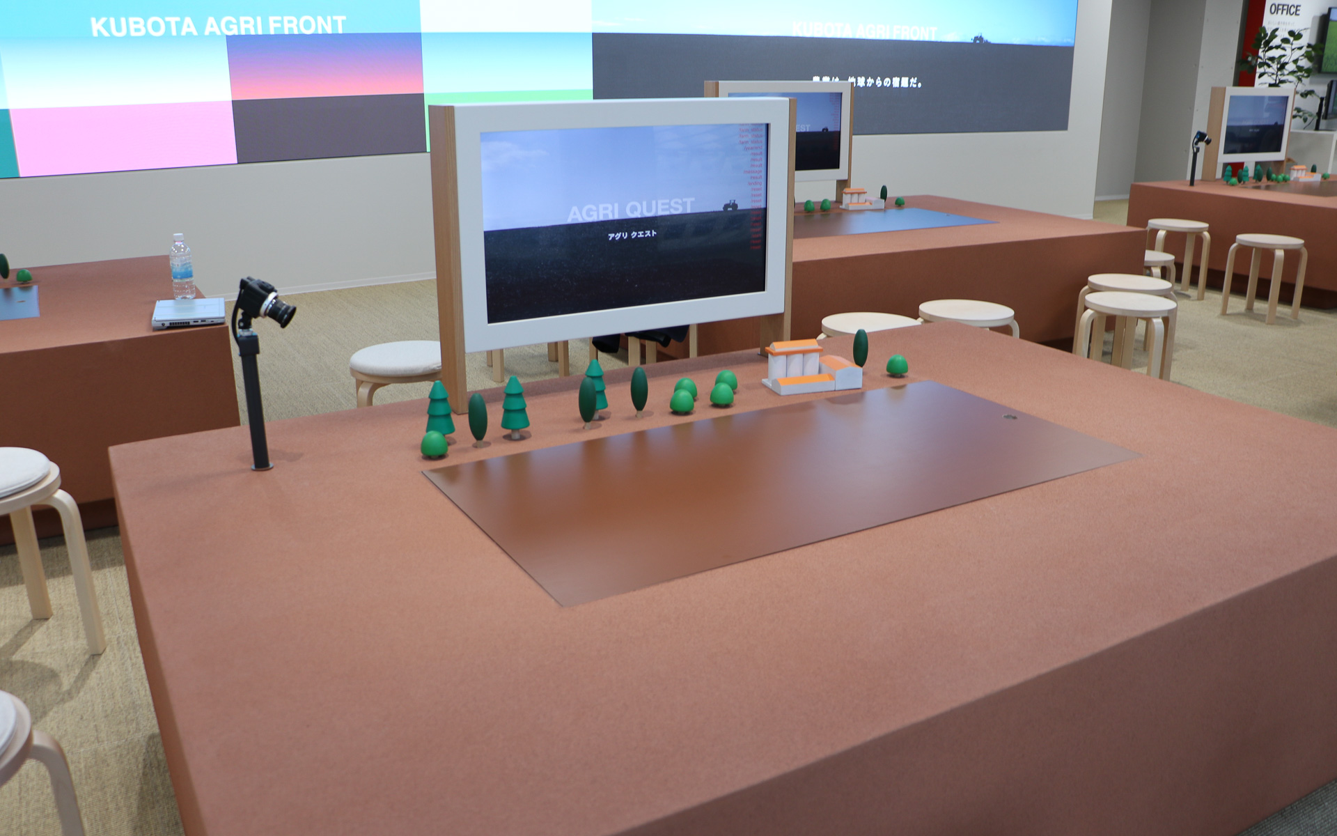 経営シミュレーションゲーム「AGRI QUEST」で使うチームのテーブル。小型カメラが設置されているが、使い方はまだ秘密とのこと