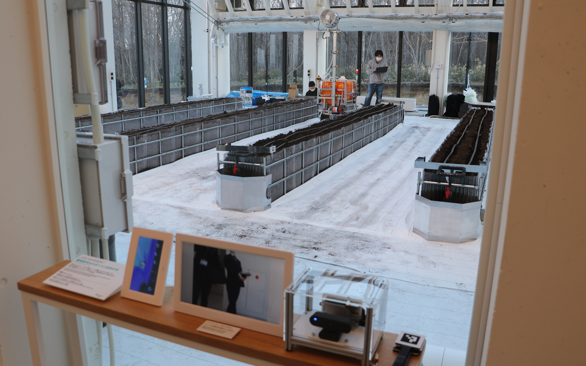 テックラボでは、農薬散布ロボットなどスマート農業の現場を観察できる。6月のグランドオープンに向けて種まきが行なわれていた