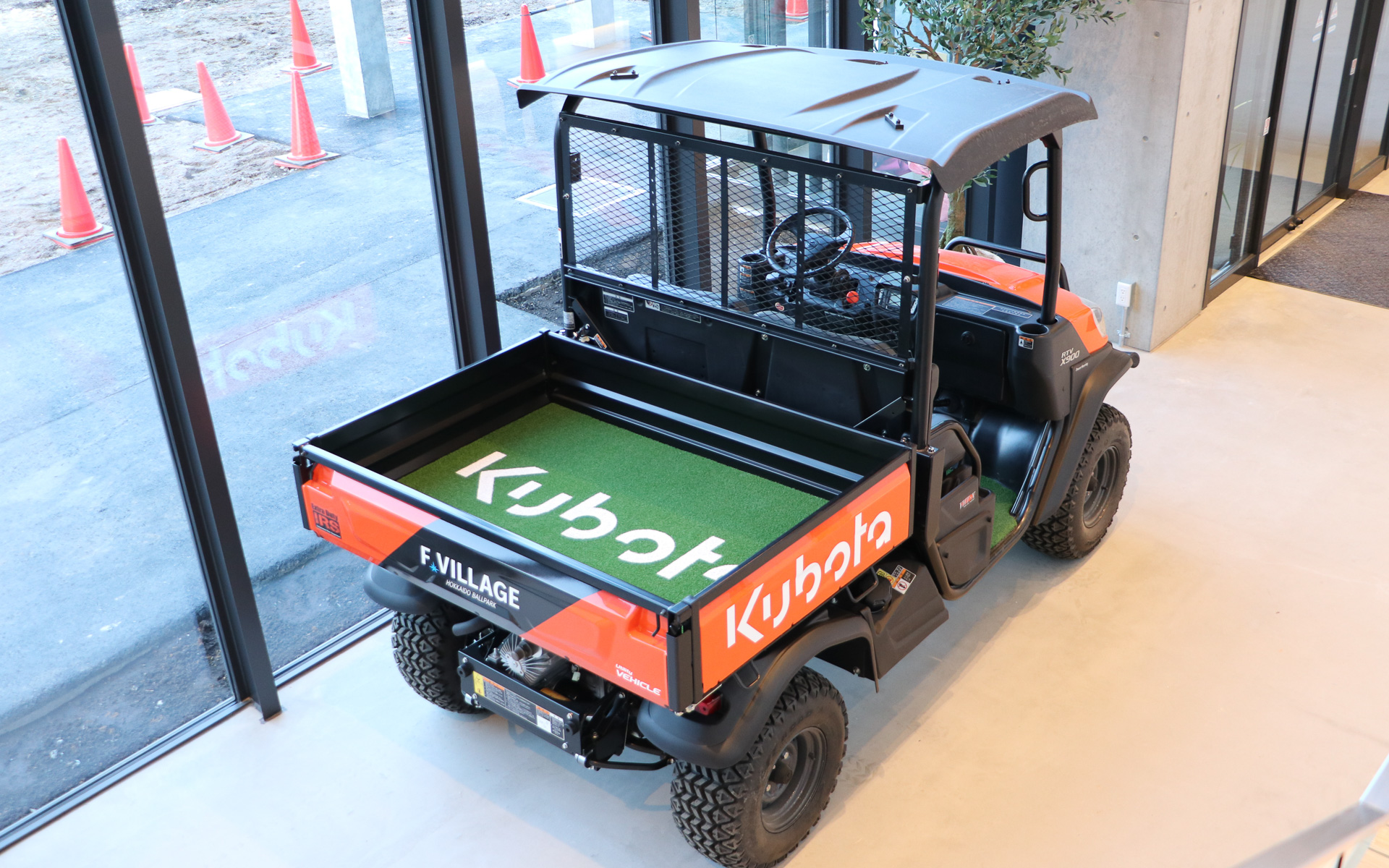 広い球場でも読めるようにと、通常よりもロゴを大きくしてある