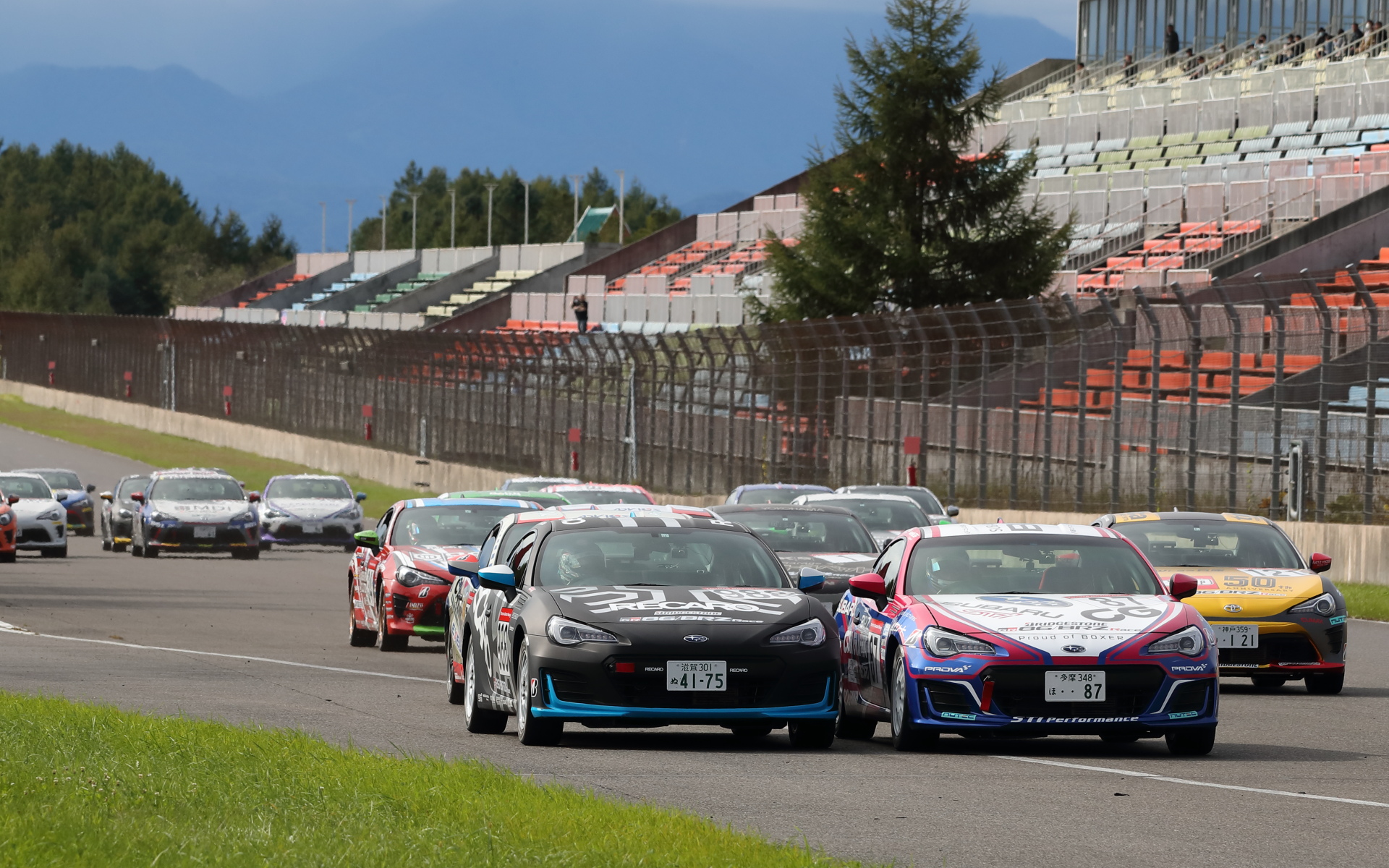 圧倒的多数派の86を従え、トップ争いを繰り広げる井口選手（左）と久保選手（右）のBRZ（2020年十勝）。この年、久保選手はシリーズチャンピオンに輝いた