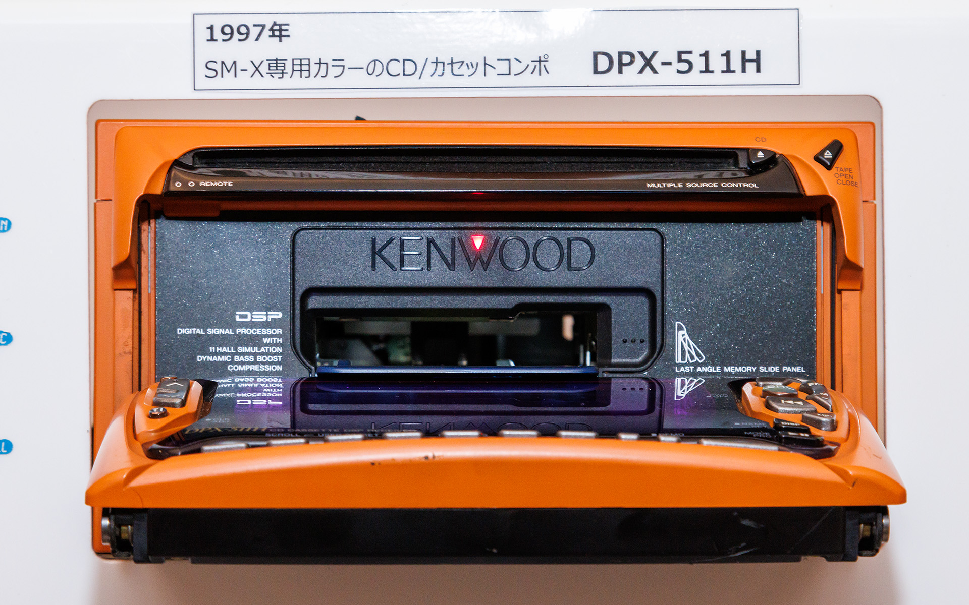 パネルを開けるとカセット挿入口が現れる