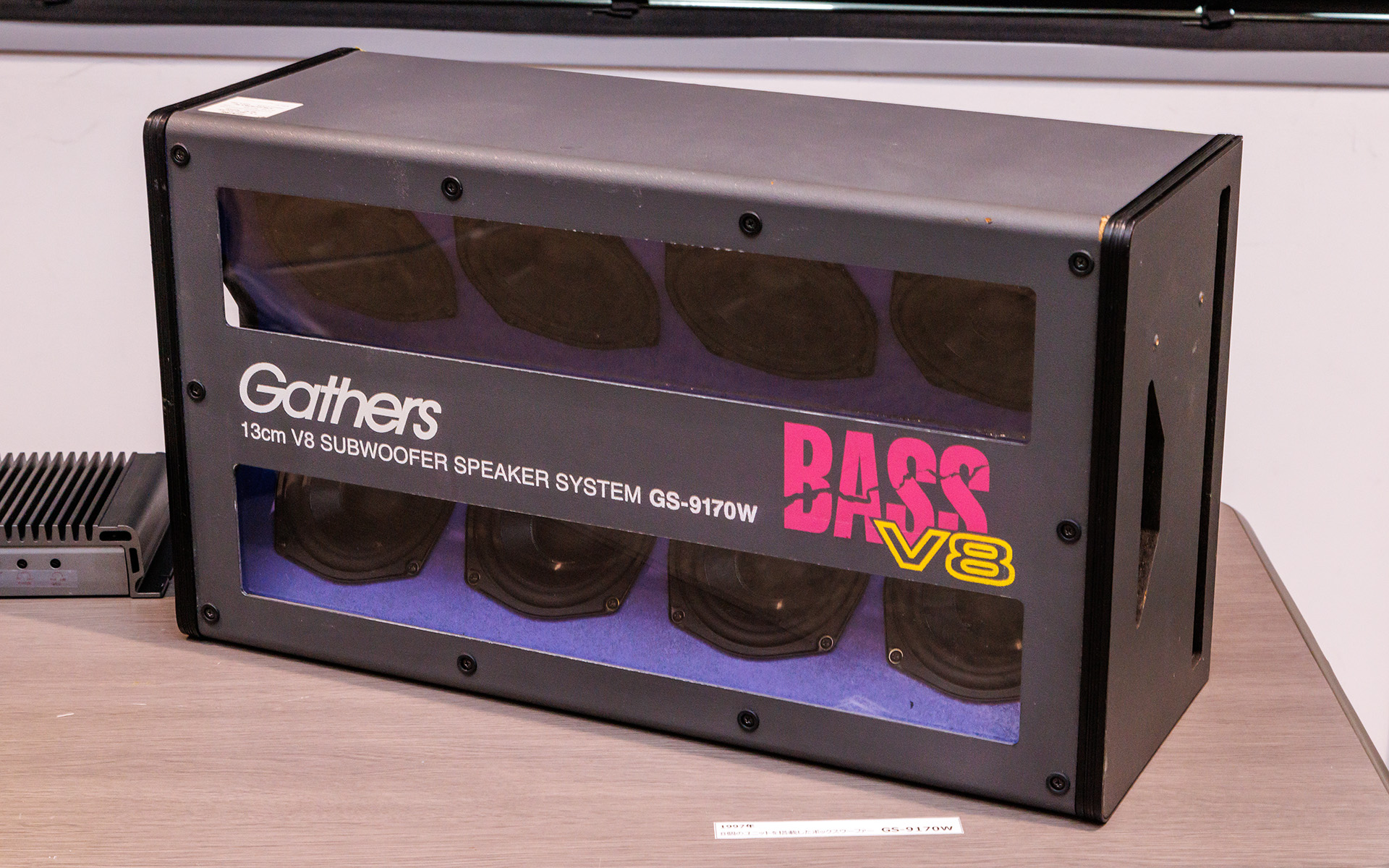 S-MX用のボックスウーファーキット。スピーカー8個をVICS字型に搭載