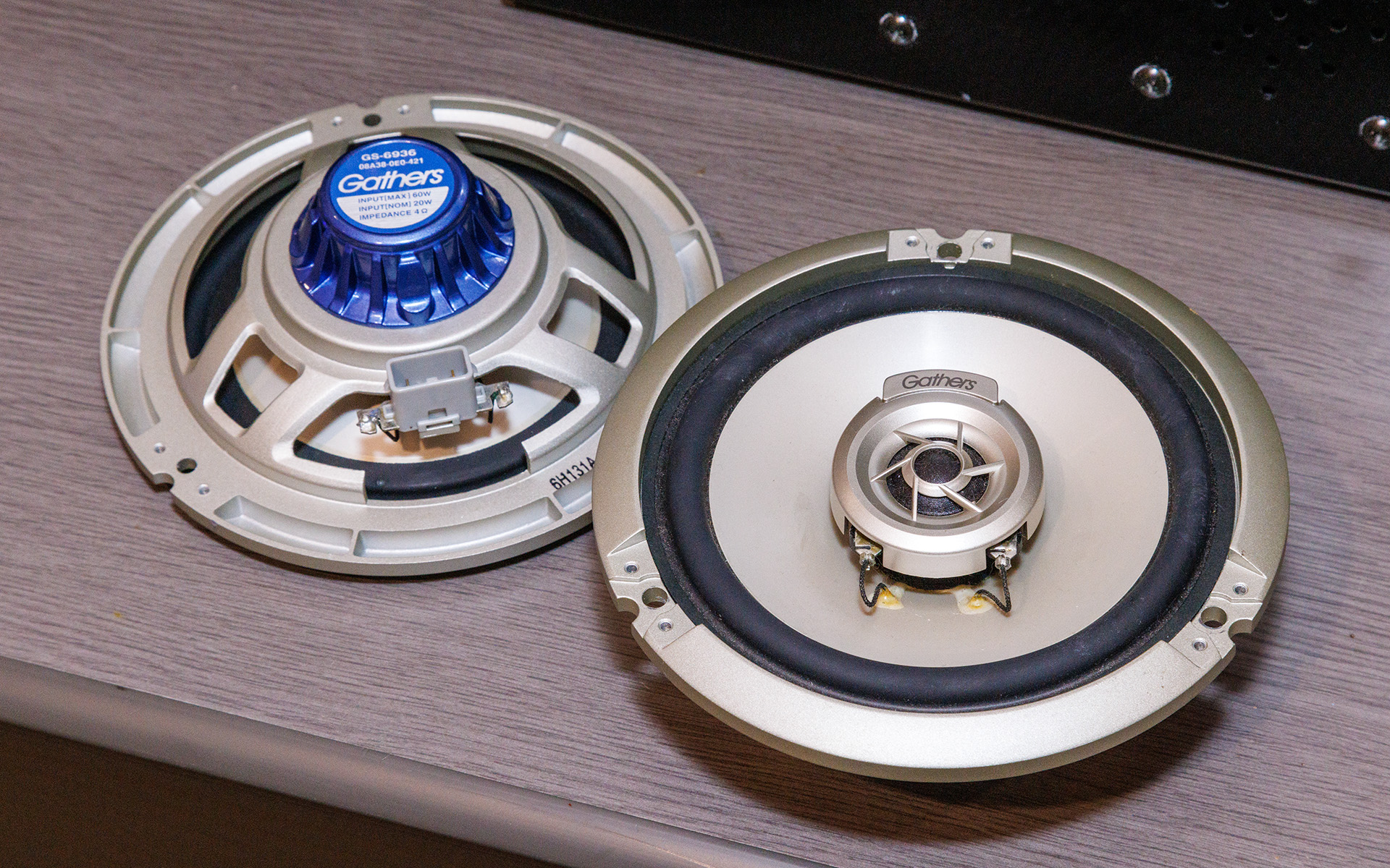 マグネシウム製フレームを採用したインサイト向けスピーカー。手に持ってみるとモックアップのような軽さにビックリする