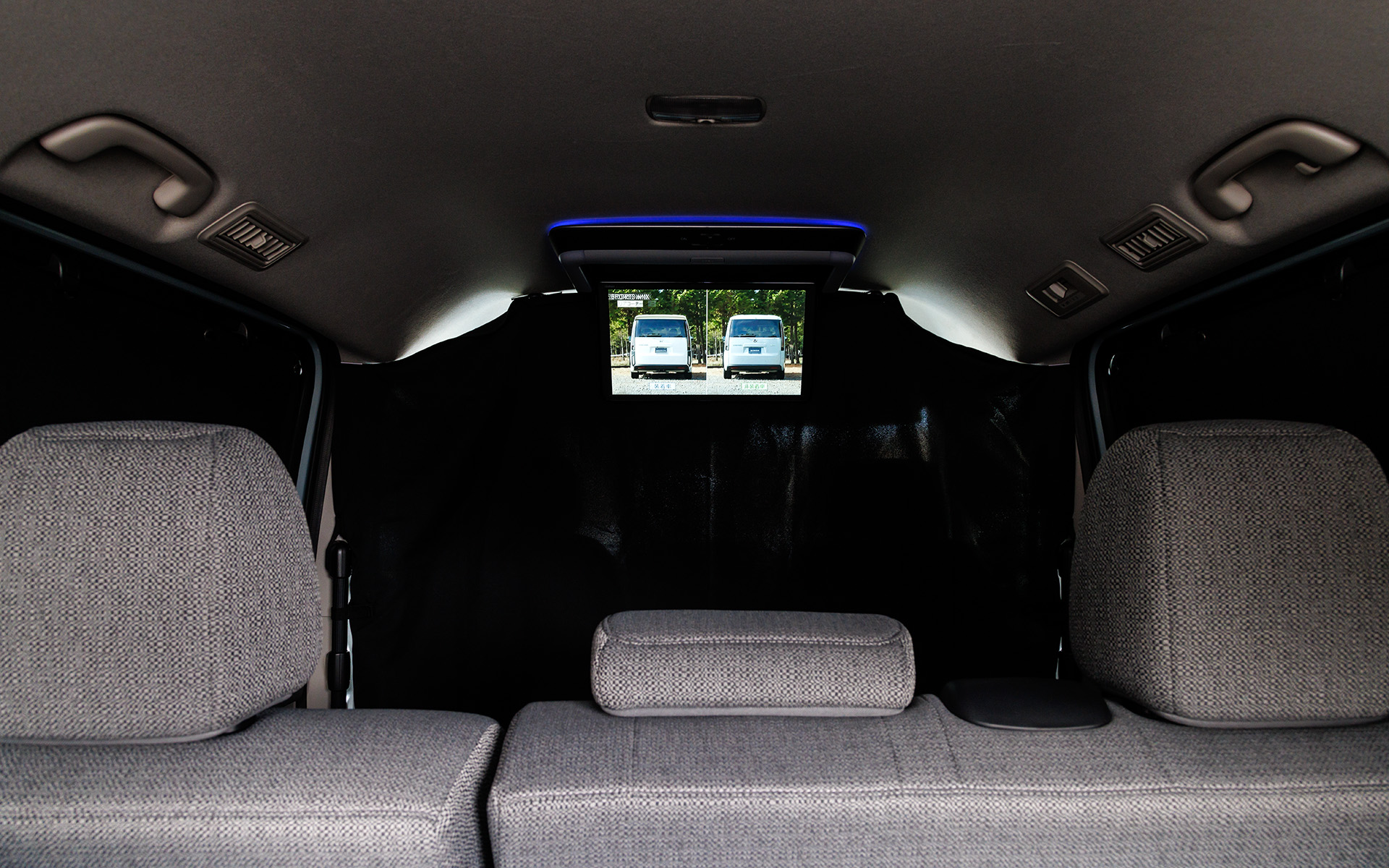 ステップワゴンなどに装着できる15.6インチのリア席モニター「VM-231FE」。車内をカバーする「プライバシーシェード」「セパレートカーテン」も用意している