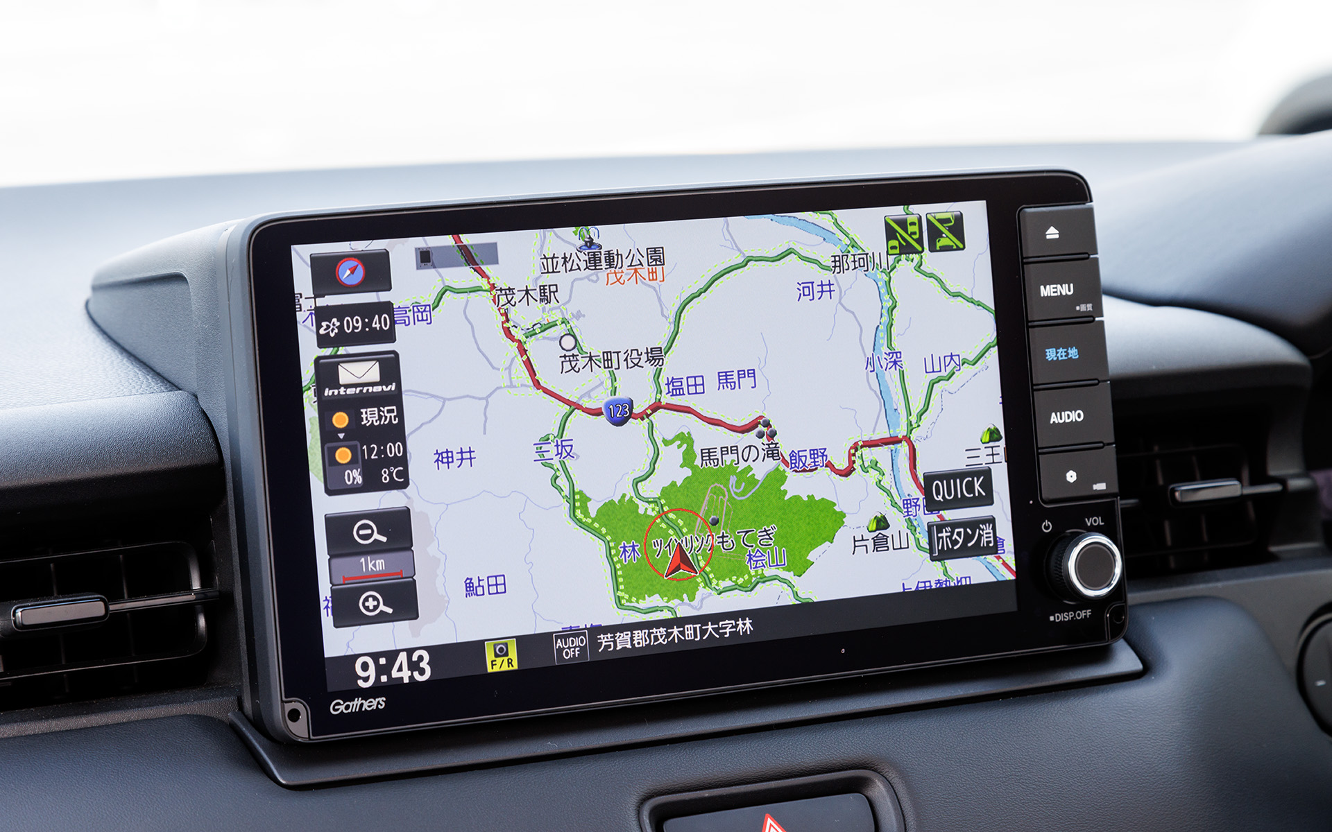 ヴェゼル専用とすることで一体感のあるスマートな収まりを実現