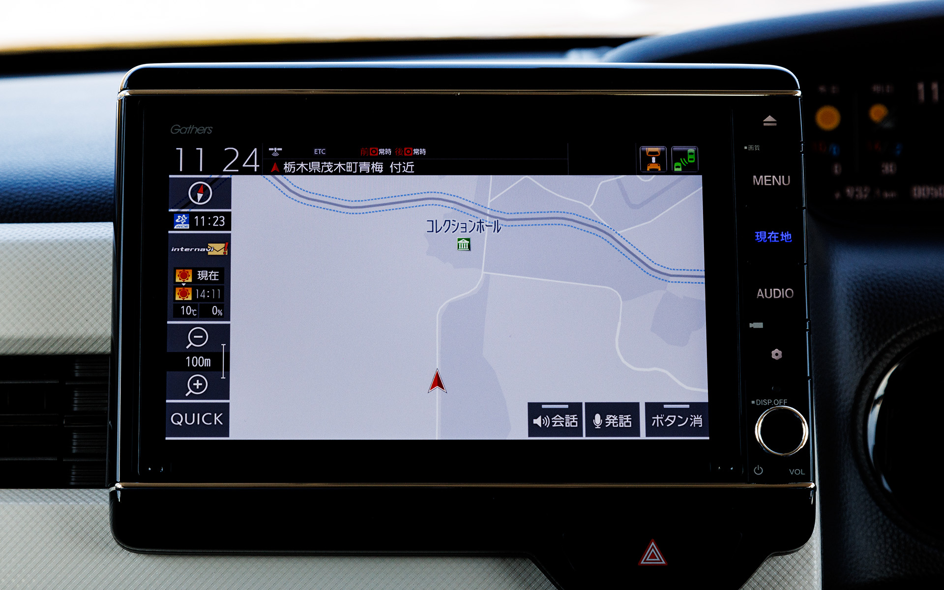 後方接近はアイコン（画面右上の2つの左側）と音声でアラートしてくれる