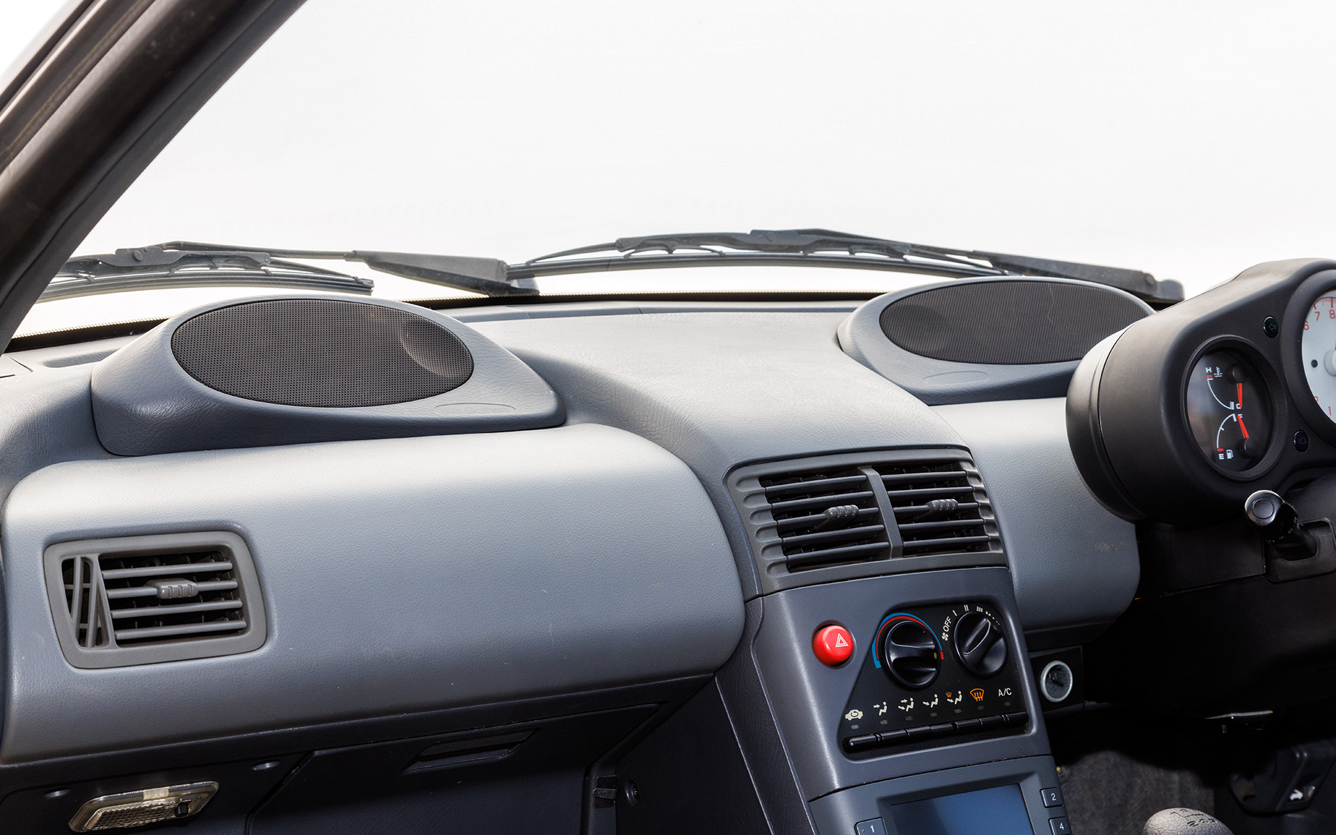 こちらはダッシュボード上に装着するスカイサウンドスピーカー。こちらも販売終了