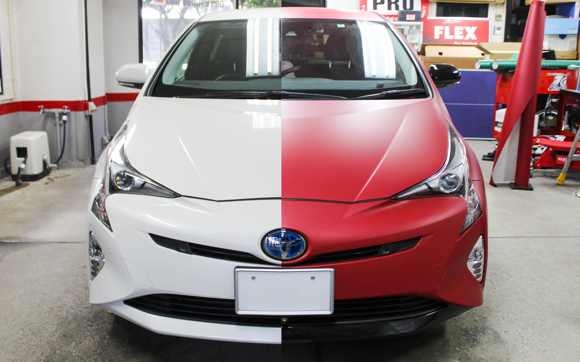 左側が施工前の白いボディ、右側がラッピング後のボディ。今のラッピング技術は、まるで別のクルマかと見間違えるくらい仕上がりレベルが高くなっている（画像は半分貼ったのではなく、貼る前とあとの合成）