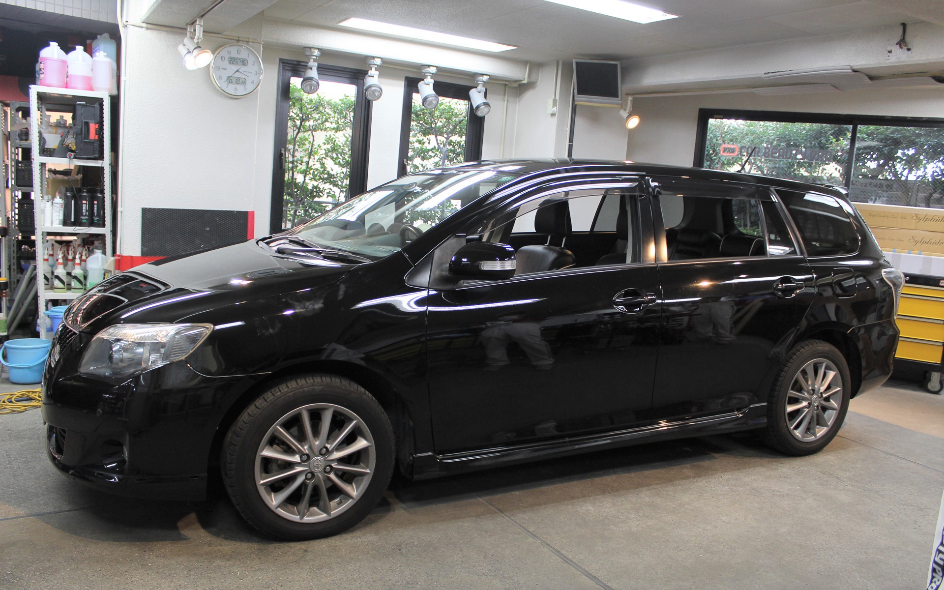 クルマを丸ごとラッピングした例。元は写真のように黒いボディだが、フルラッピングで次の写真のようにシルバーへと生まれ変わった