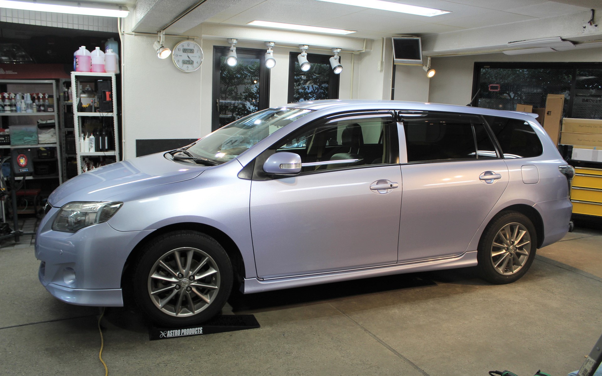 隙間から下地のボディカラーが見えないので、まるで別のクルマじゃないかと思ってしまうレベルの仕上がりだ