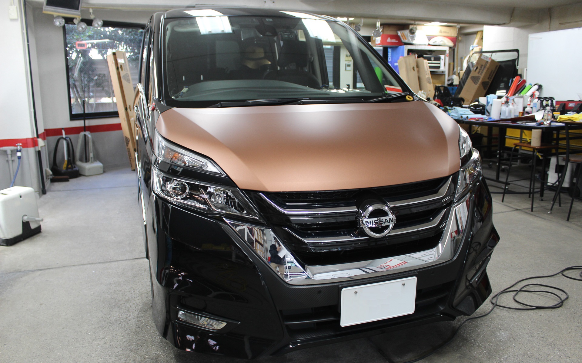 ボディ全体ではなくボンネットの色を変えるだけでもイメージをガラッと変えられる