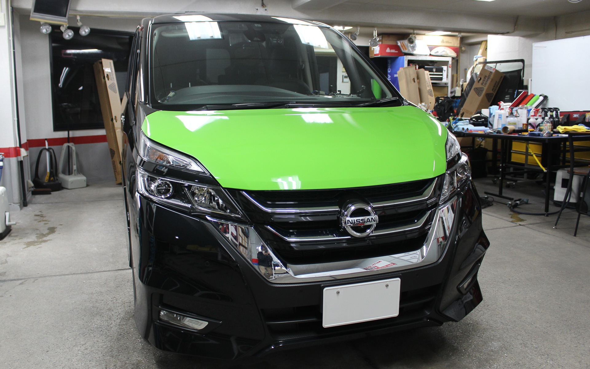 ボディ全体ではなくボンネットの色を変えるだけでもイメージをガラッと変えられる