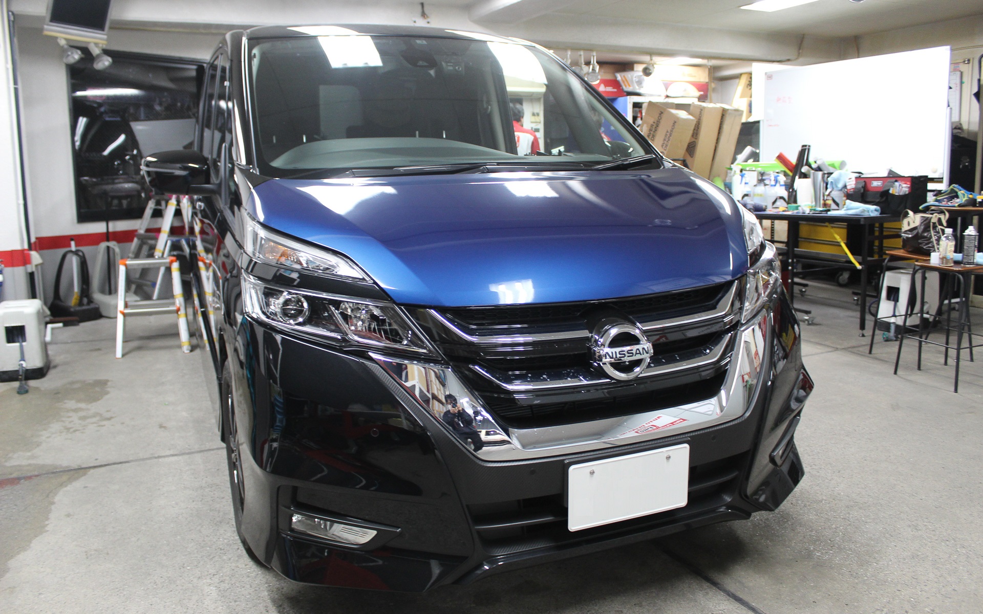 ボディ全体ではなくボンネットの色を変えるだけでもイメージをガラッと変えられる