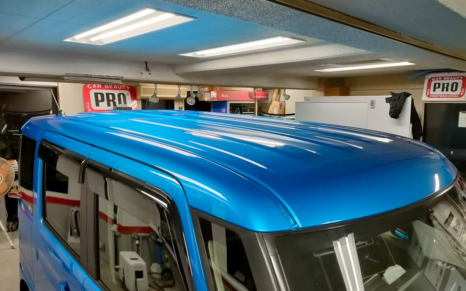 ルーフのみラッピングすれば瞬時にお洒落な2トーンカラーのクルマに