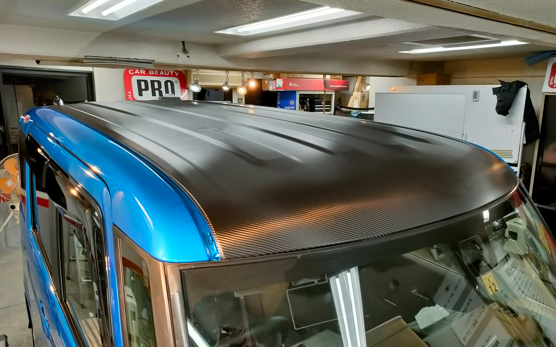 ルーフのみラッピングすれば瞬時にお洒落な2トーンカラーのクルマに