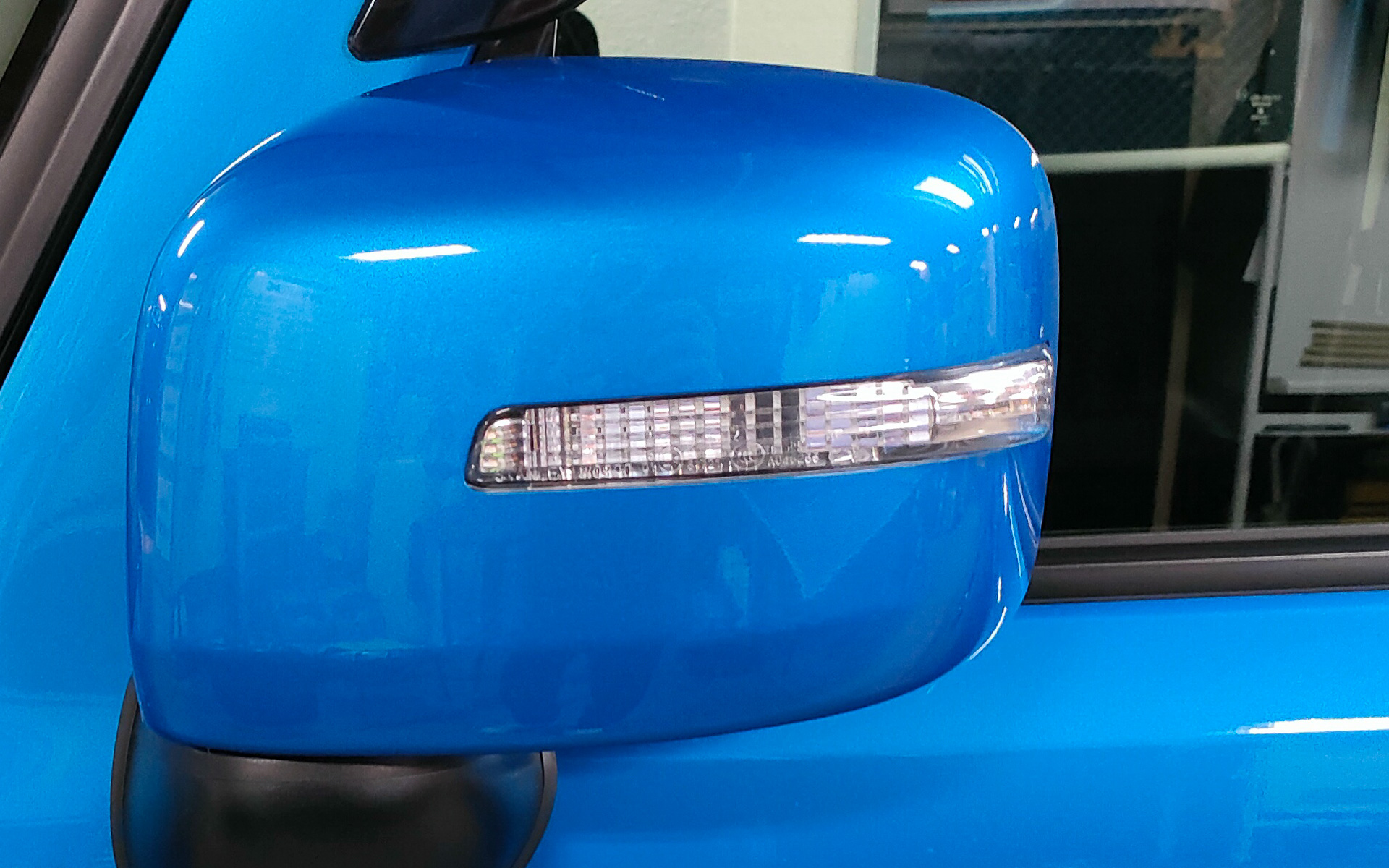 サイドミラーをカーボン調にするだけで、スポーティな印象を与えられる