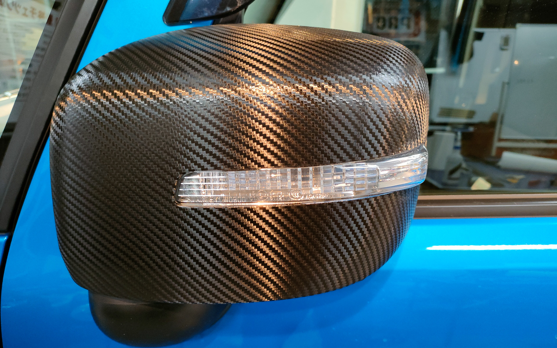 サイドミラーをカーボン調にするだけで、スポーティな印象を与えられる