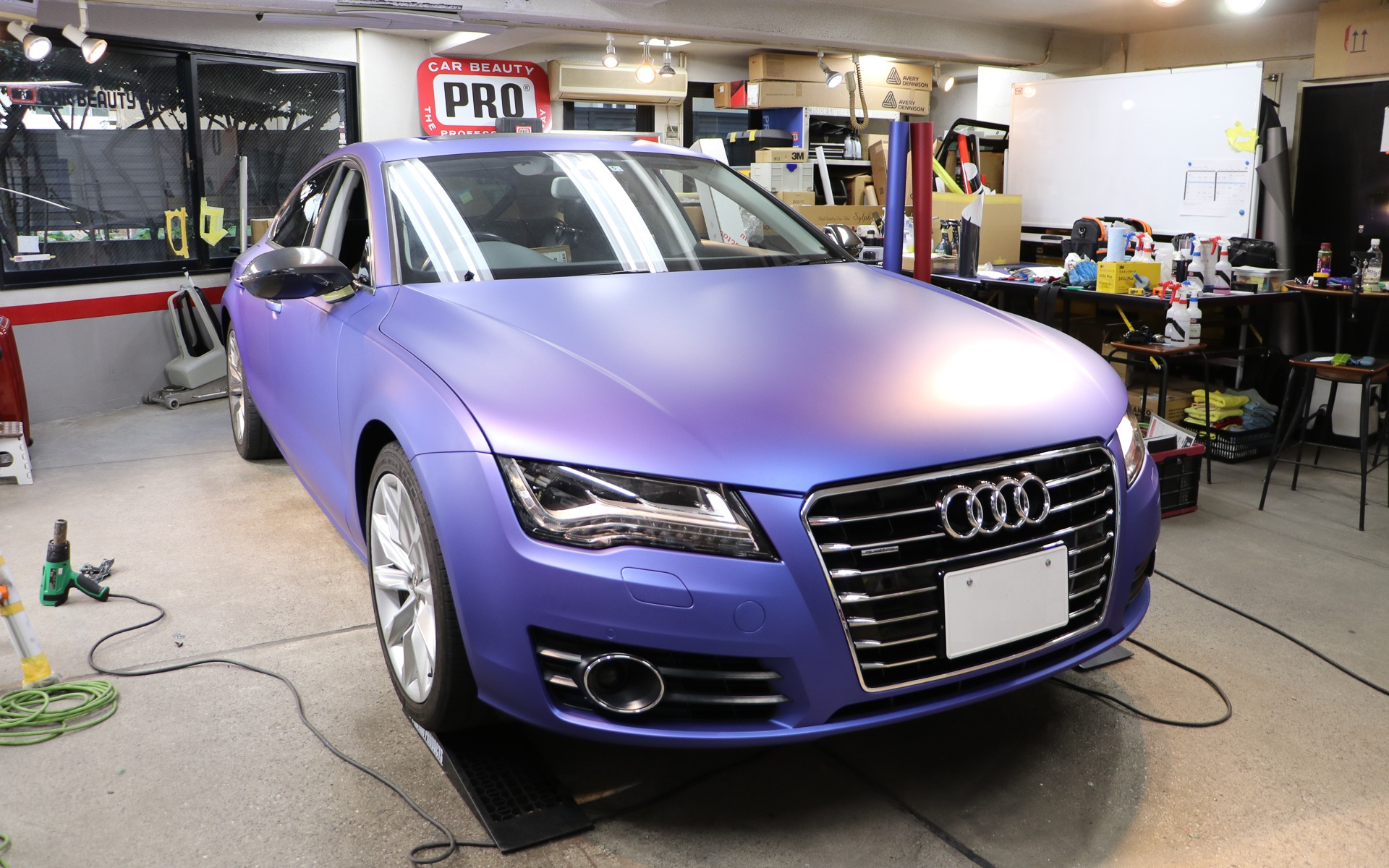 元が白色とはとても思えないA7。マットなブルーフィルムで高級感も存在感も数段レベルアップした