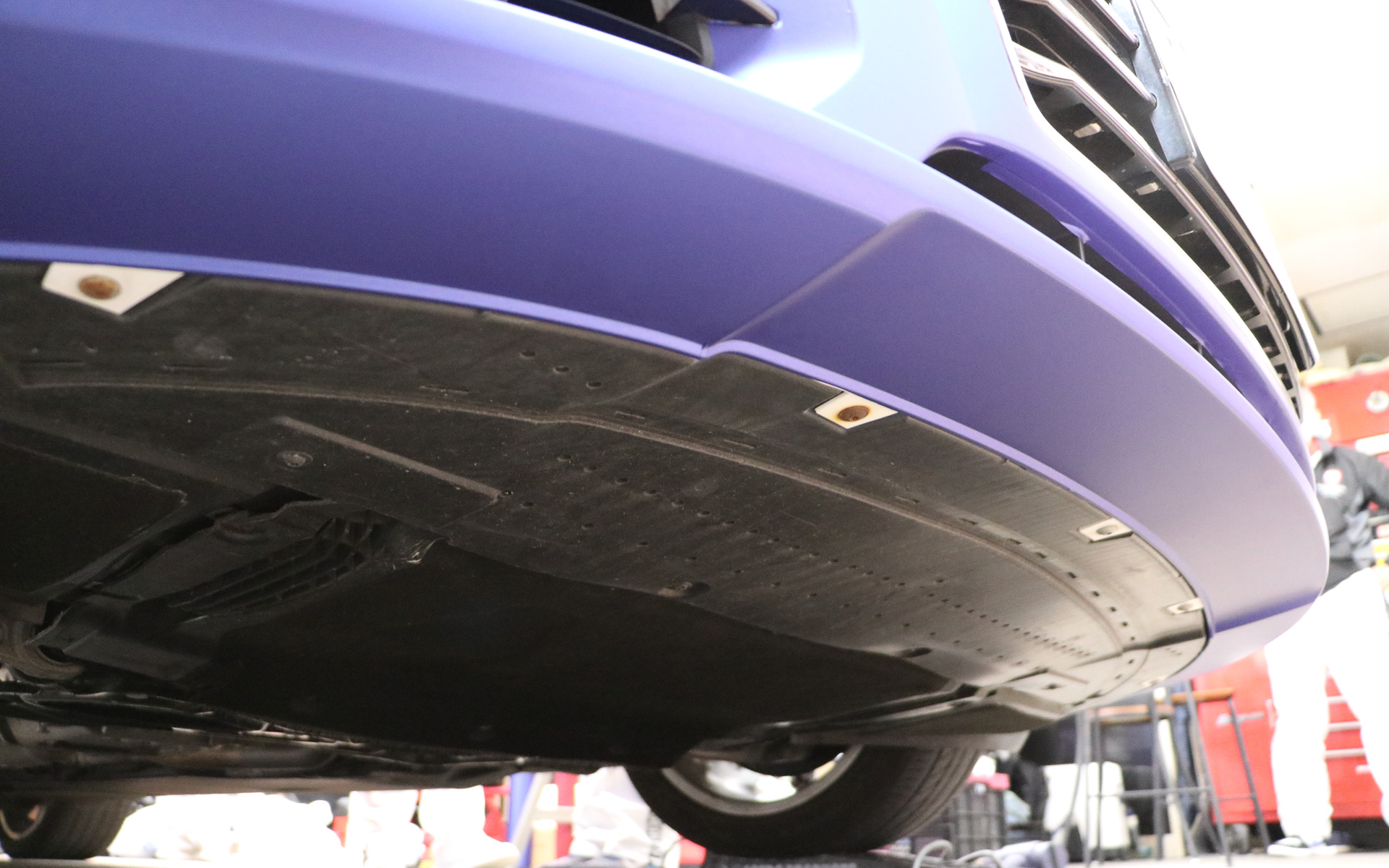 フロントバンパー下部もきっちり貼り込まれている