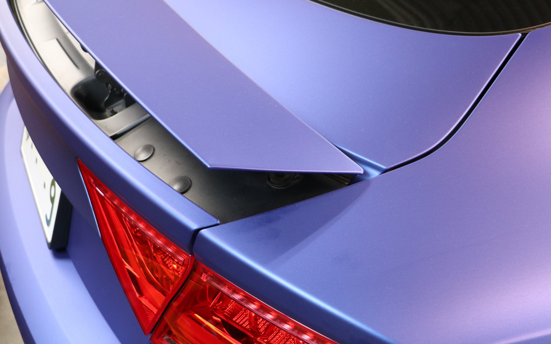 可動タイプのウイングもボディ同色に