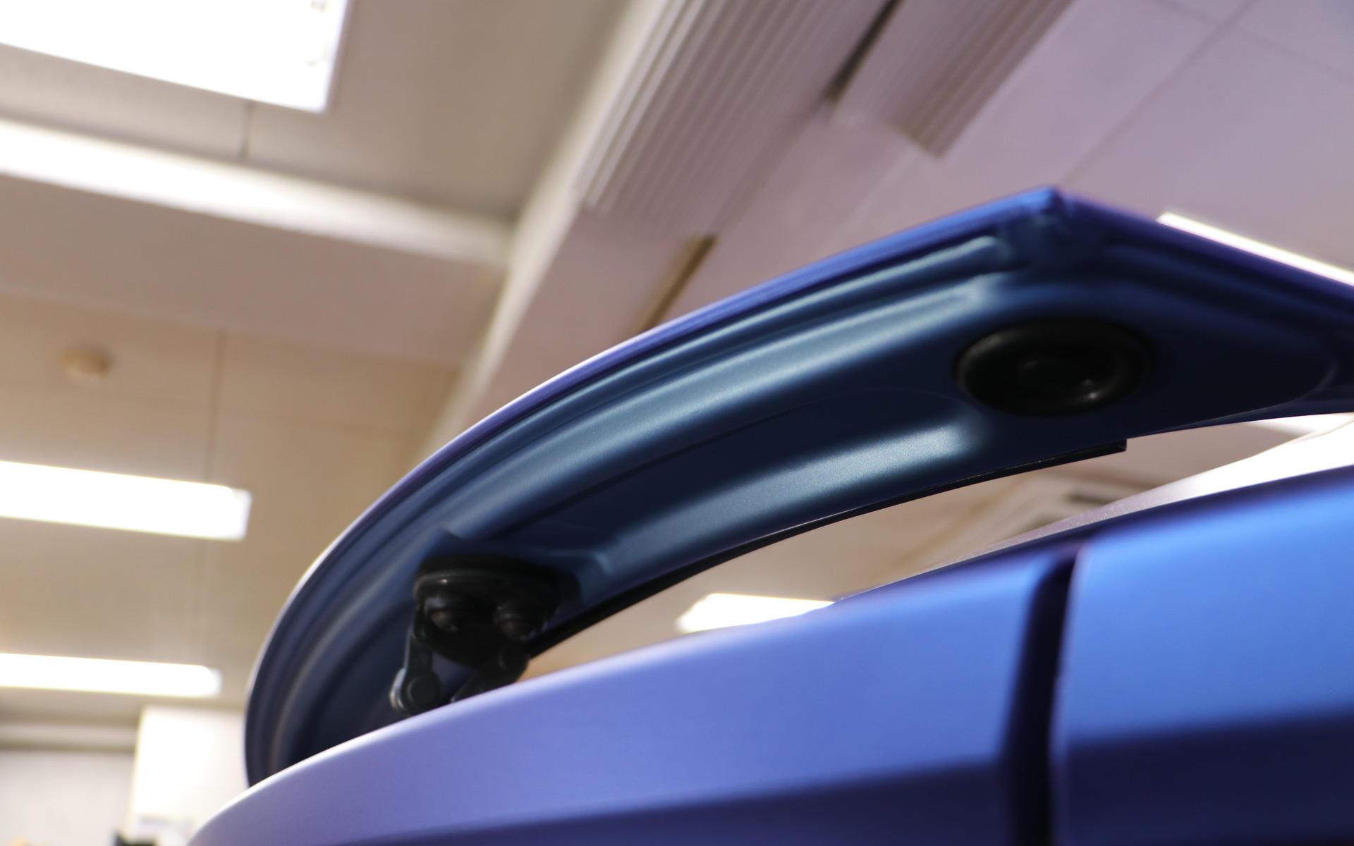 ウイングの裏側はあえてちょっと薄い青色のフィルムを使用。よほどのことがなければ見られることのない部分だが、もし見られたときに「あれっ？」と思わせる遊び心を盛り込んだという