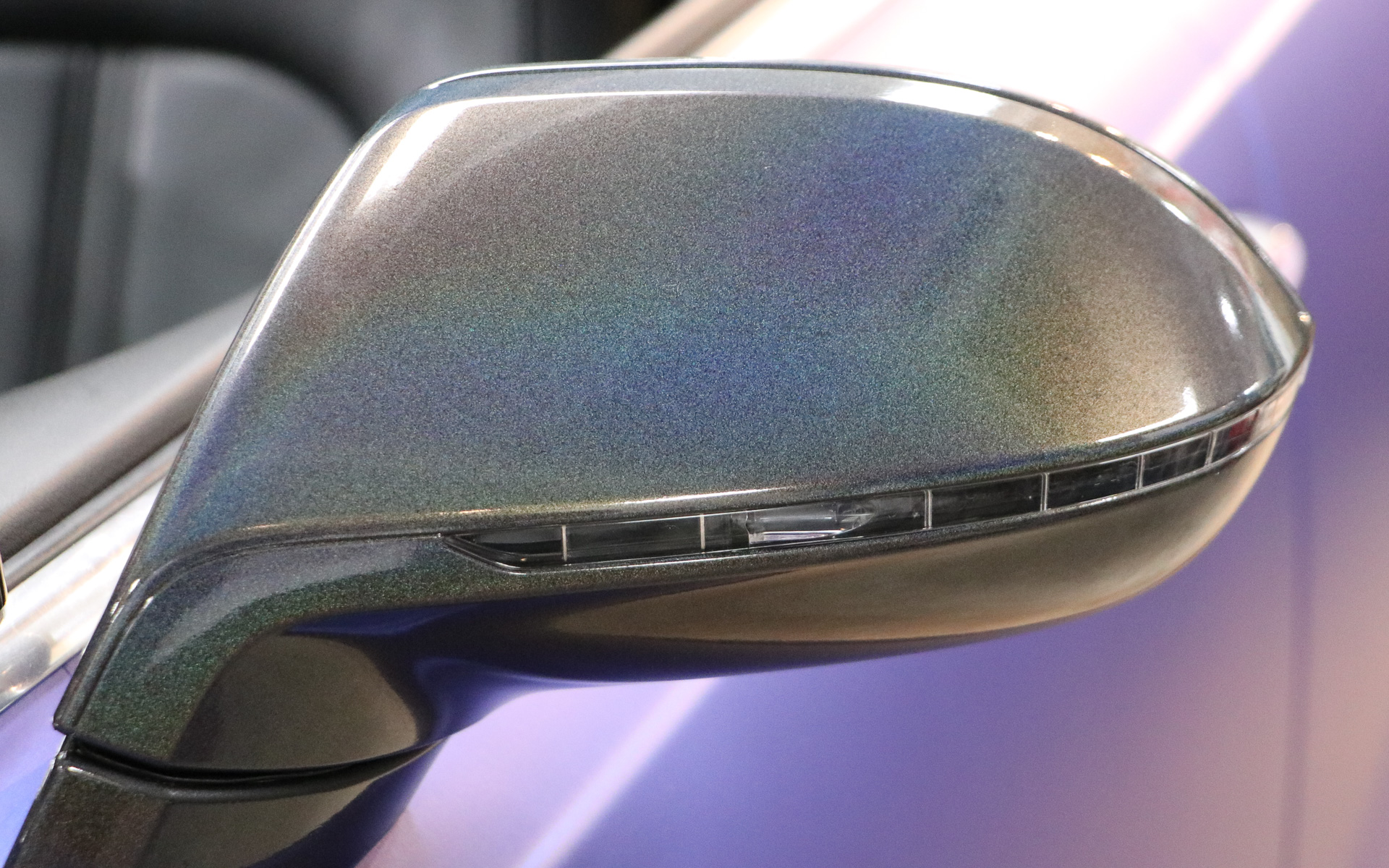 サイドミラーは光で変色して見えるマジョーラのフィルムでワンポイントアクセントを与えた