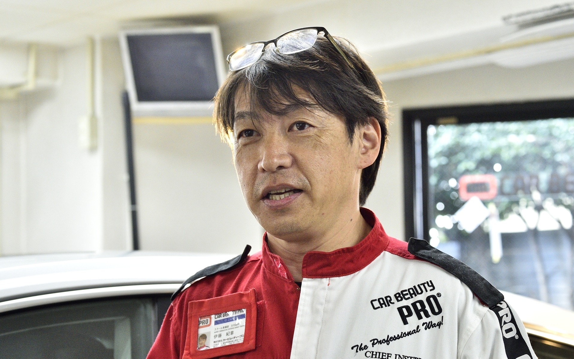 講師は日本におけるカーラッピングのパイオニアと称される伊藤紀章氏。ラッピング用のオリジナル工具開発なども手がけている