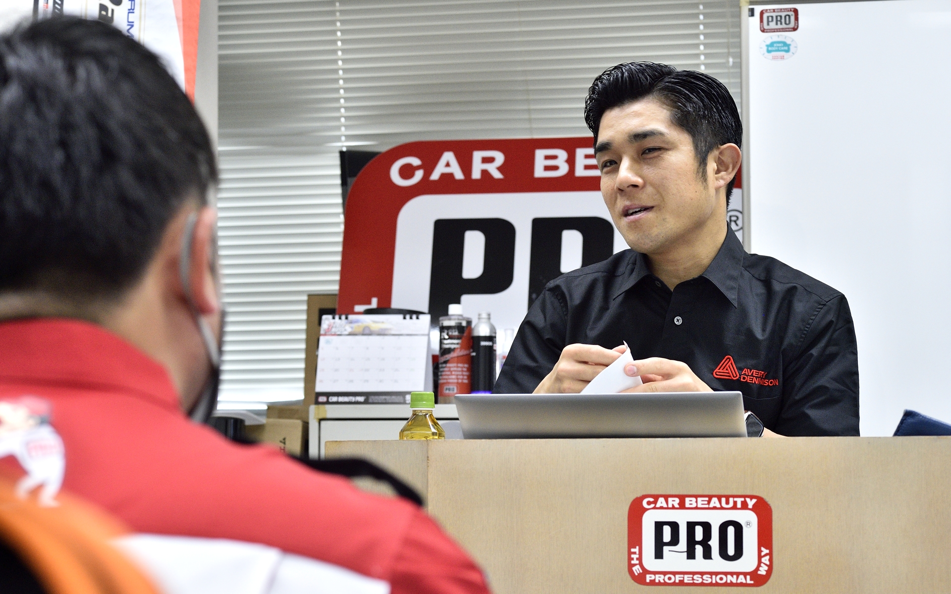 スクールで素材の説明を行なうエイブリィ・デニソン・ジャパンの松本健一氏