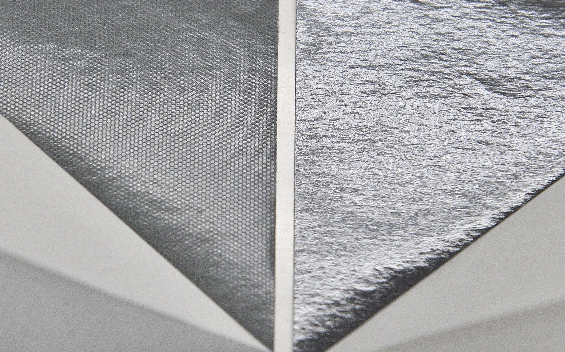 写真は粘着剤にエア抜けと基材スライドが可能な加工がされているフィルム