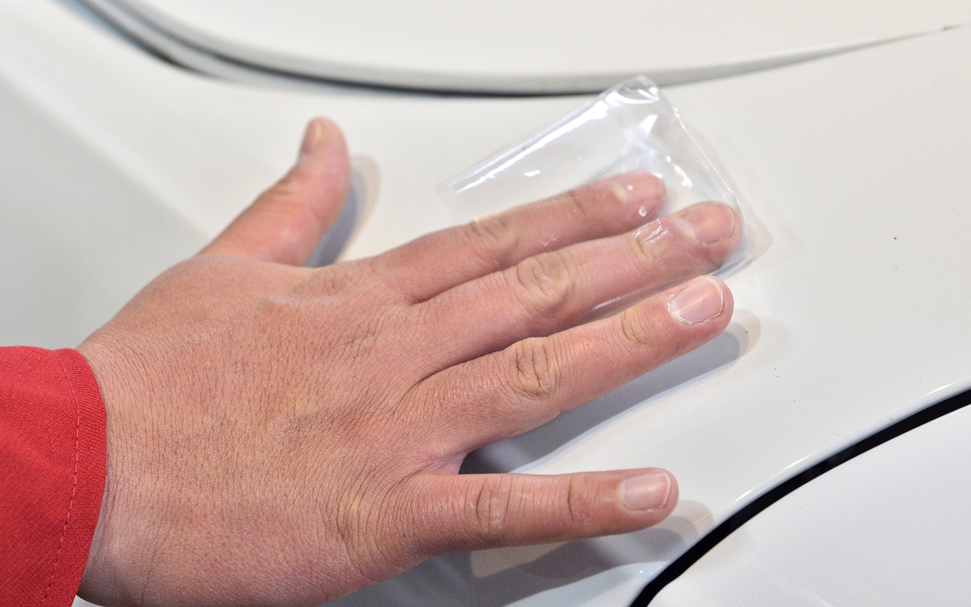 タバコの箱の外側の透明フィルムを指先に付けてボディの表面をなでると凹凸処理の残り具合がよく分かるのだ